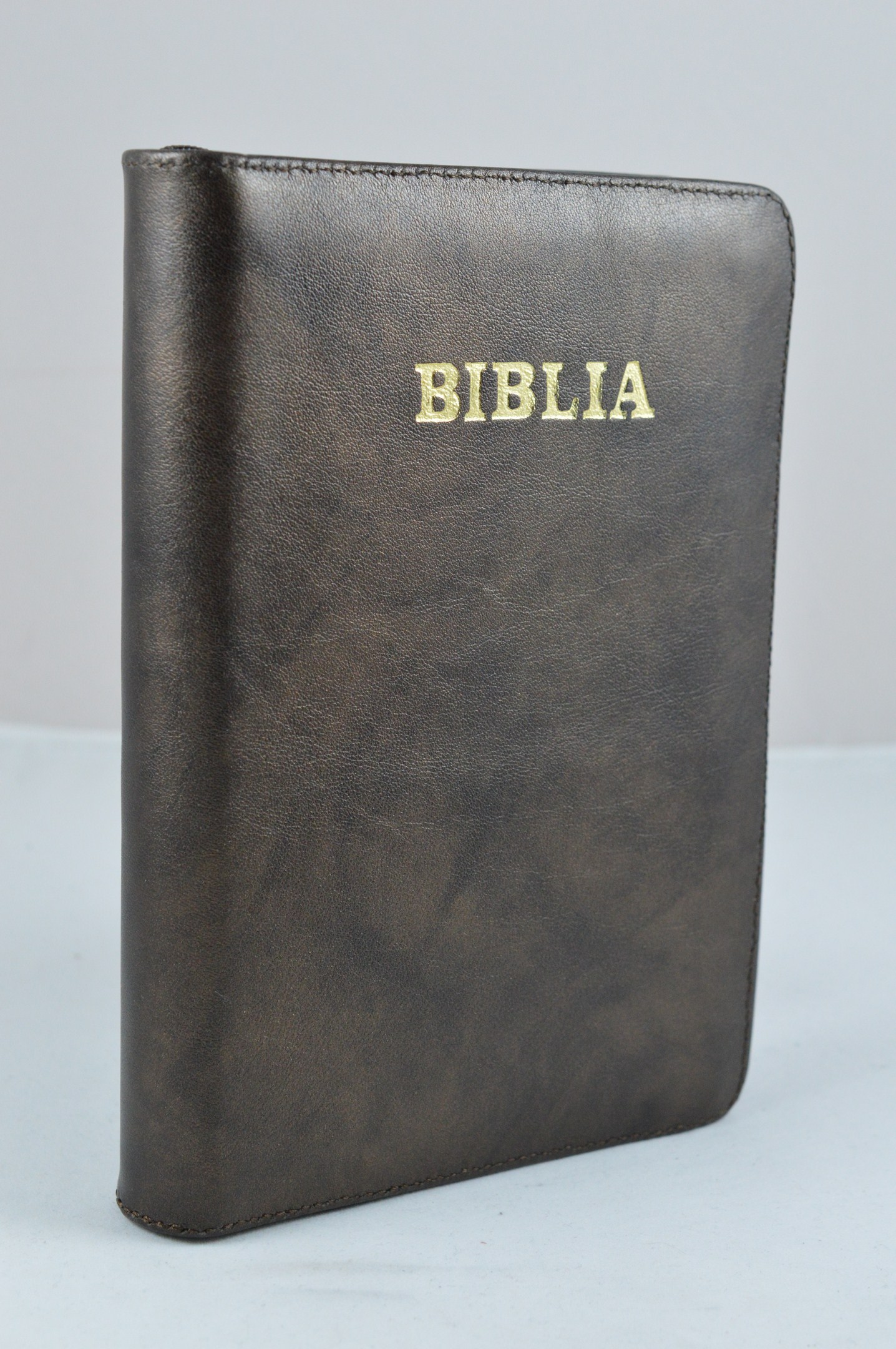 Biblia din piele, marime medie, maro inchis, fermoar, margini albe, cuv. lui Isus cu rosu [053]
