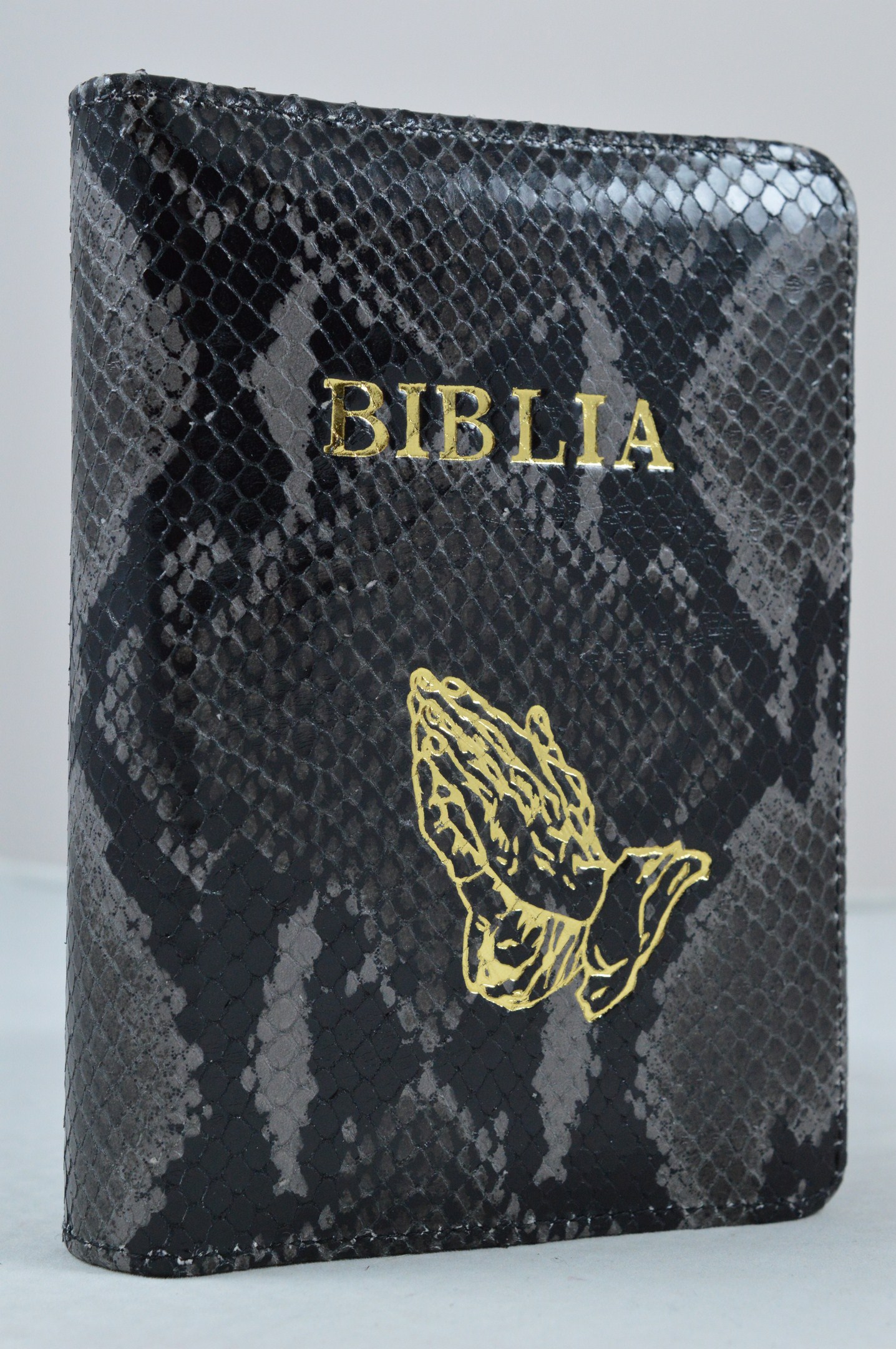 Biblie din piele, dimensiune mica, negru cu model, fermoar, simbol maini in rugaciune, cuv. lui Isus in rosu [043 A]