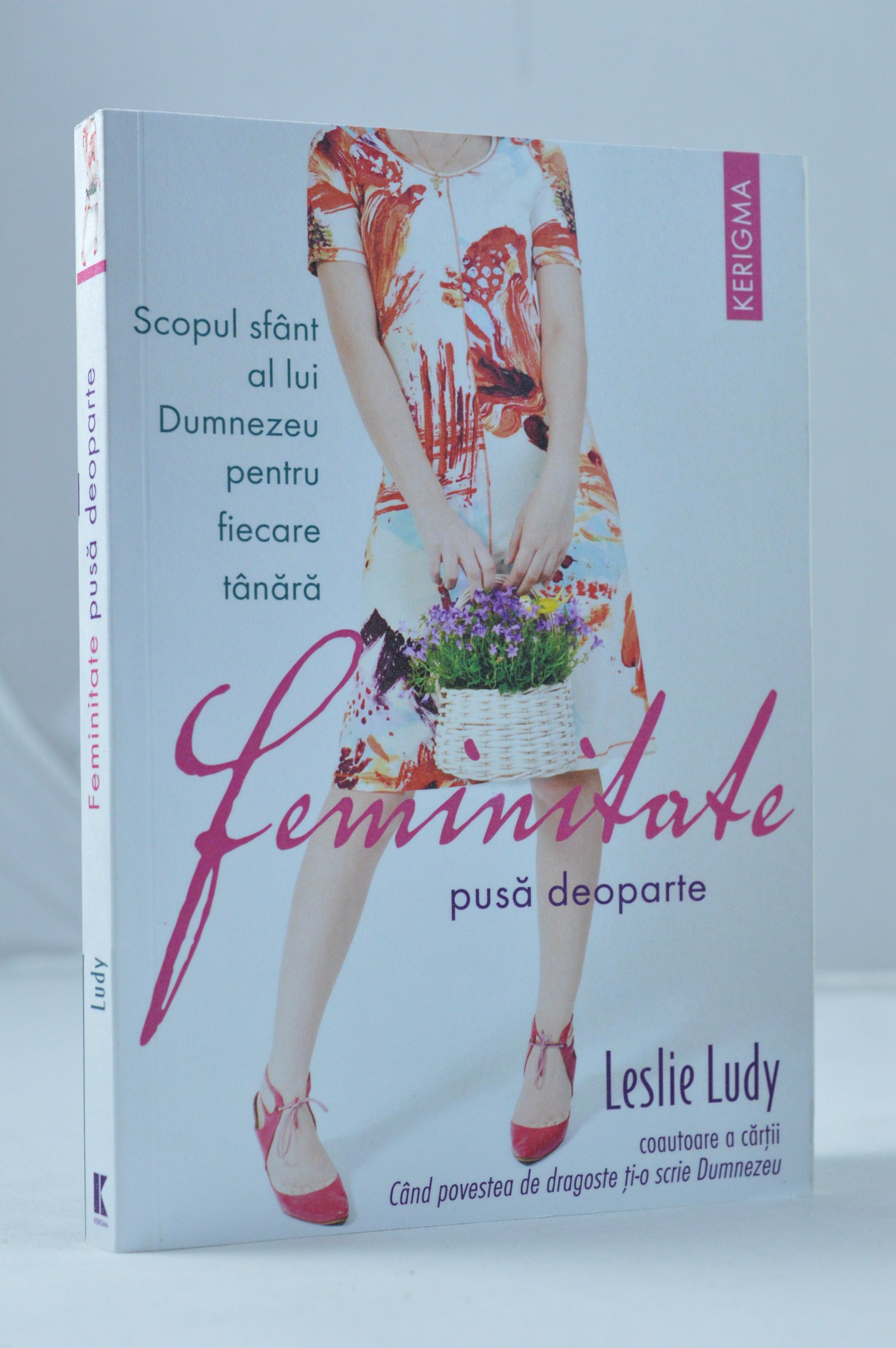 Feminitate pusa deoparte