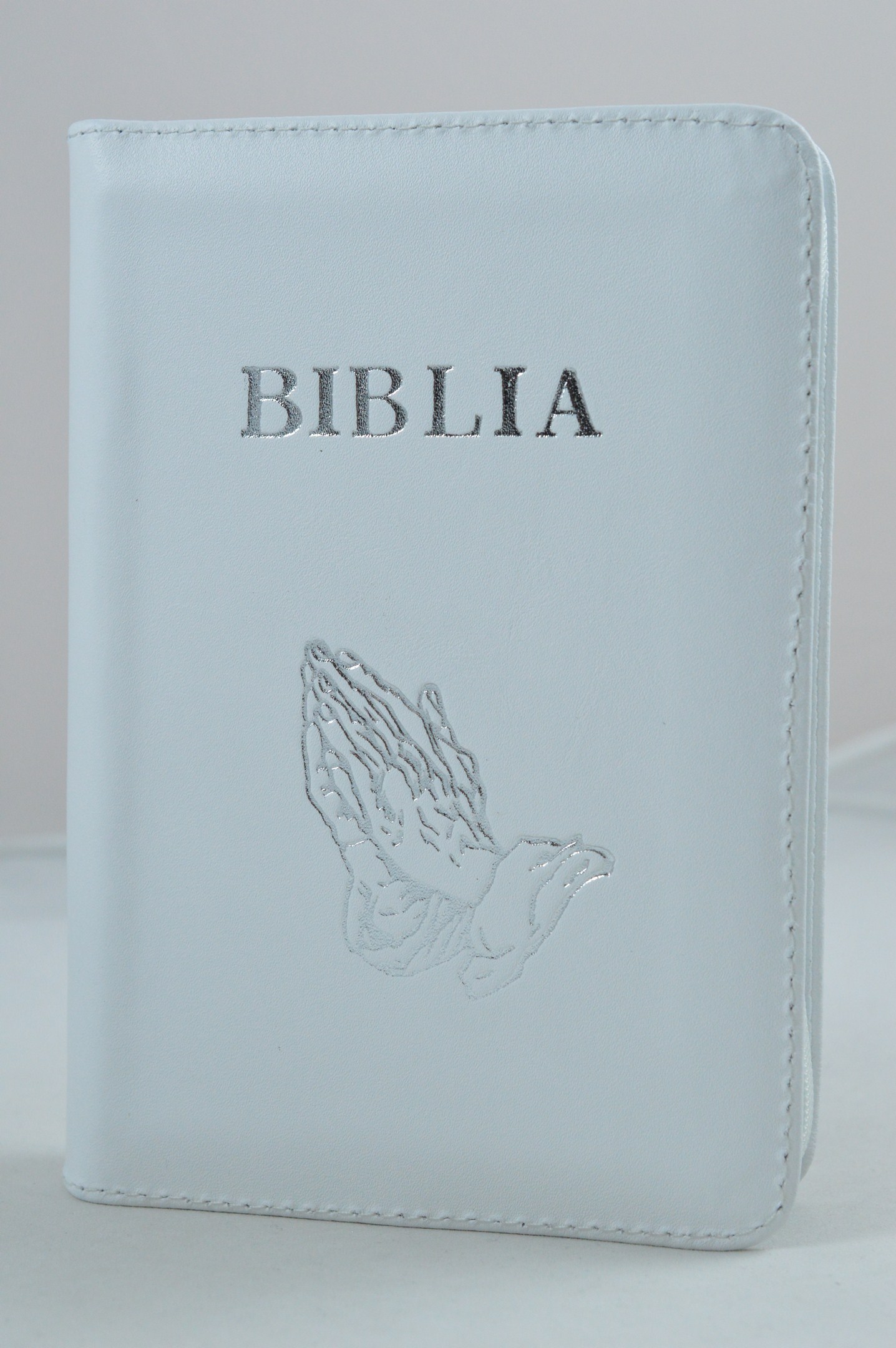 Biblia format mic, din piele, culoare alb, index, fermoar, margini argintii, simbol - maini, cuv. lui Isus in rosu [047 PFI]