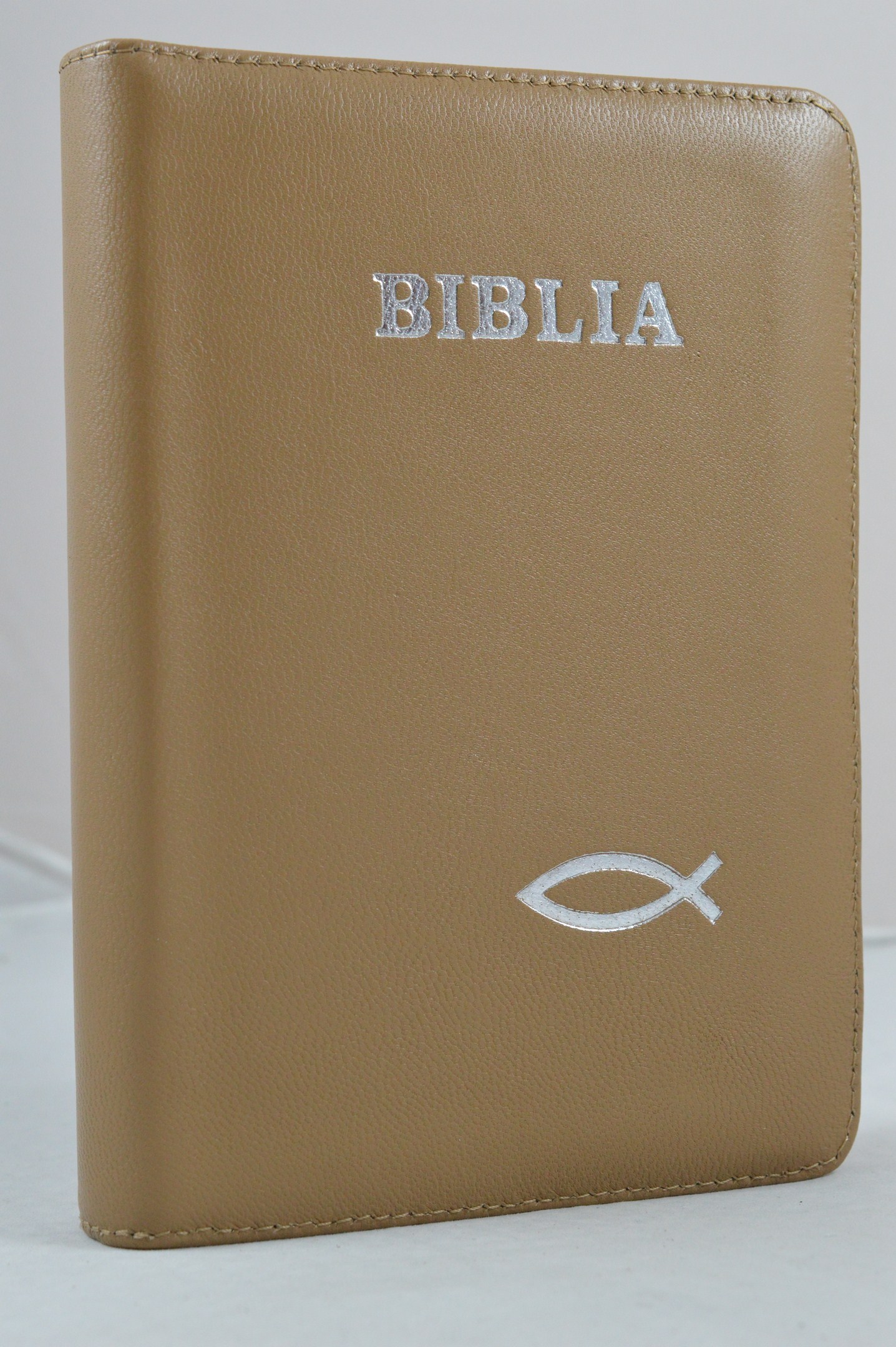 Biblia din piele, medie, maro deschis, fermoar, margini aurii, peste cuv. lui Isus cu rosu [052]