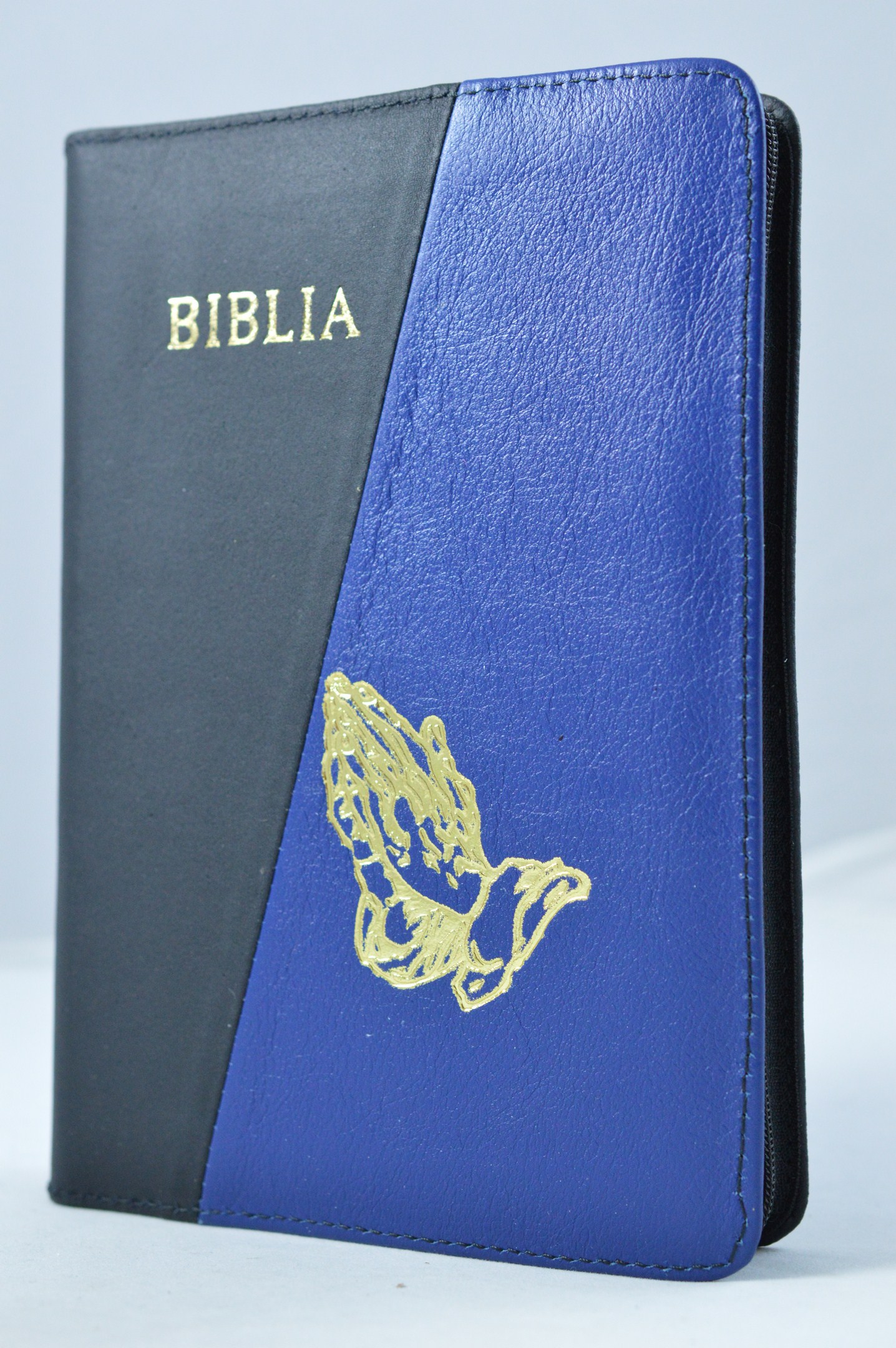 Biblia din piele, marime medie,negru/bleumarin, fermoar, cu maini in ruga gravate, cuv. lui Isus cu rosu [053]