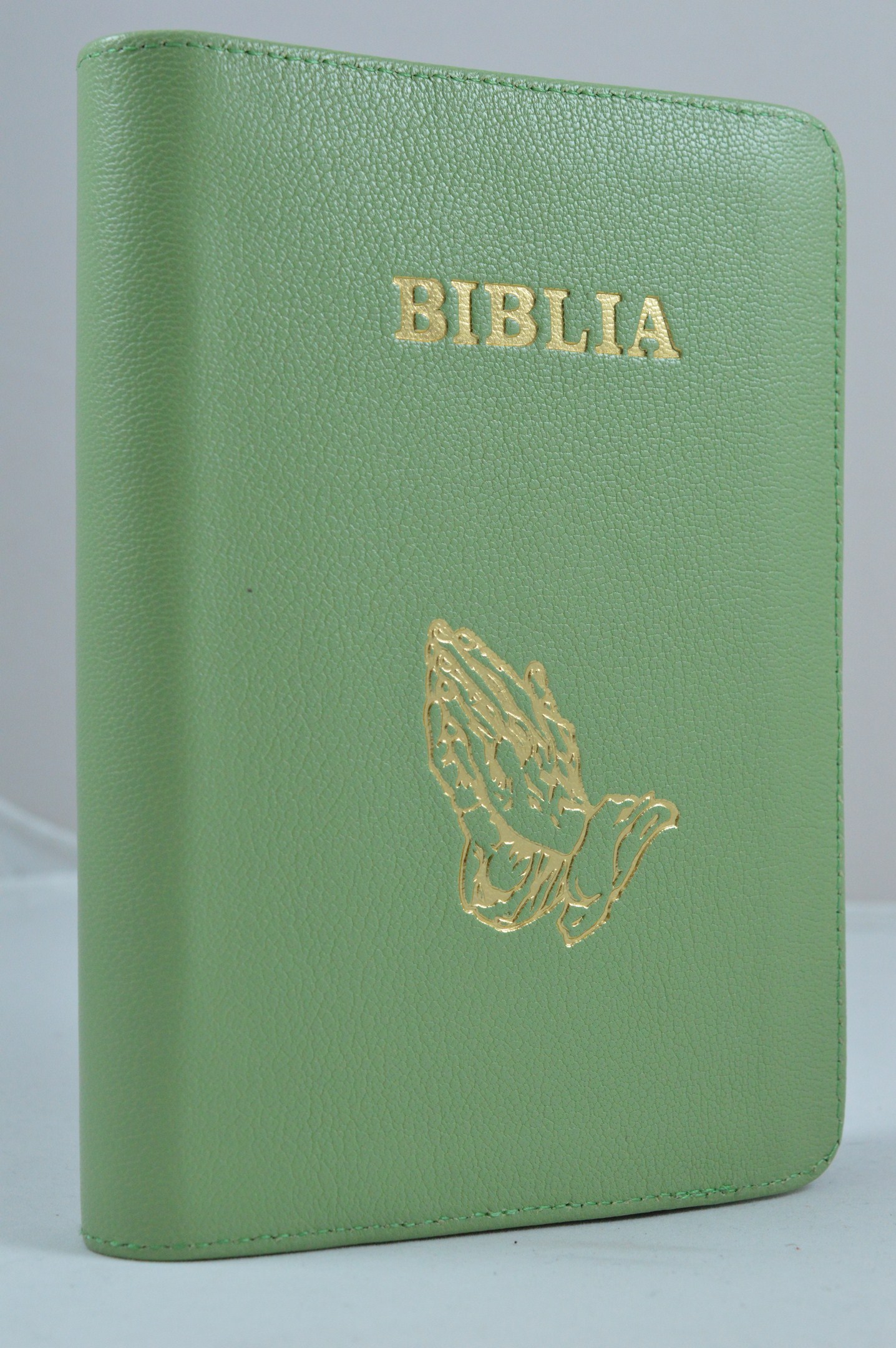 Biblie din piele, marime medie, verde vernil, simbol maini in rugaciune, fermoar, index, margini aurii, cuv. lui Isus cu rosu [SB 057 PFI]
