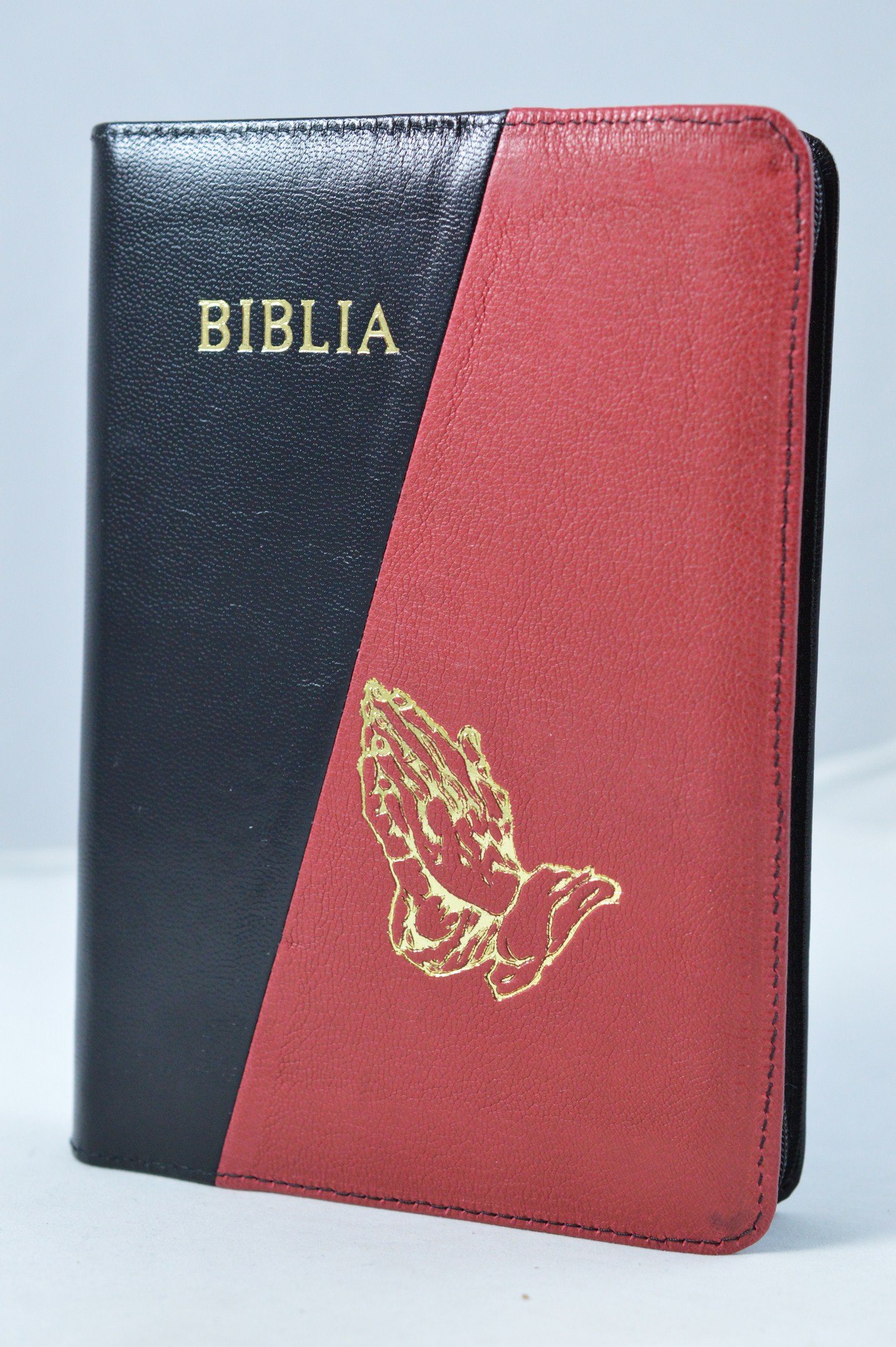 Biblia din piele, marime medie, culoare negru/rosu, fermoar, cu maini gravate, cuv. lui Isus cu rosu [053]