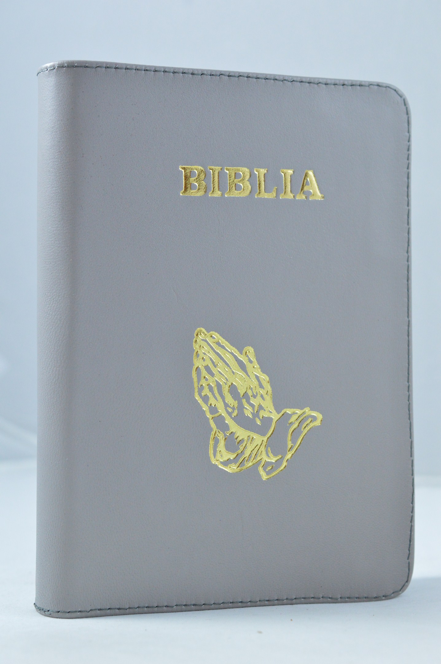 Biblia din piele, marime medie, gri, fermoar, cu maini in ruga gravate, cuv. lui Isus cu rosu [053]