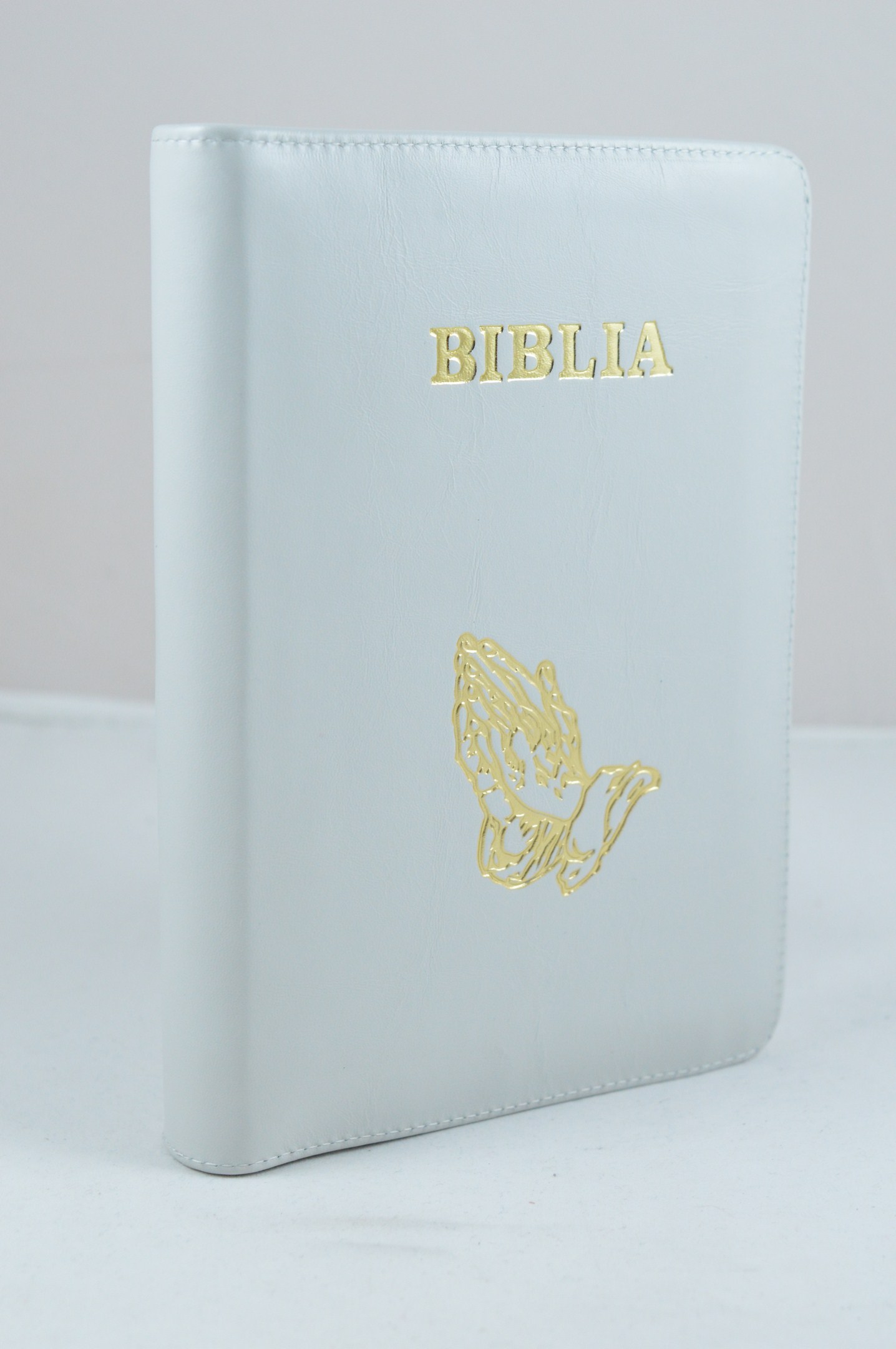 Biblie din piele, marime medie, alba, simbol maini in rugaciune, fermoar, index, margini aurii, cuv. lui Isus cu rosu [SB 057 PFI]