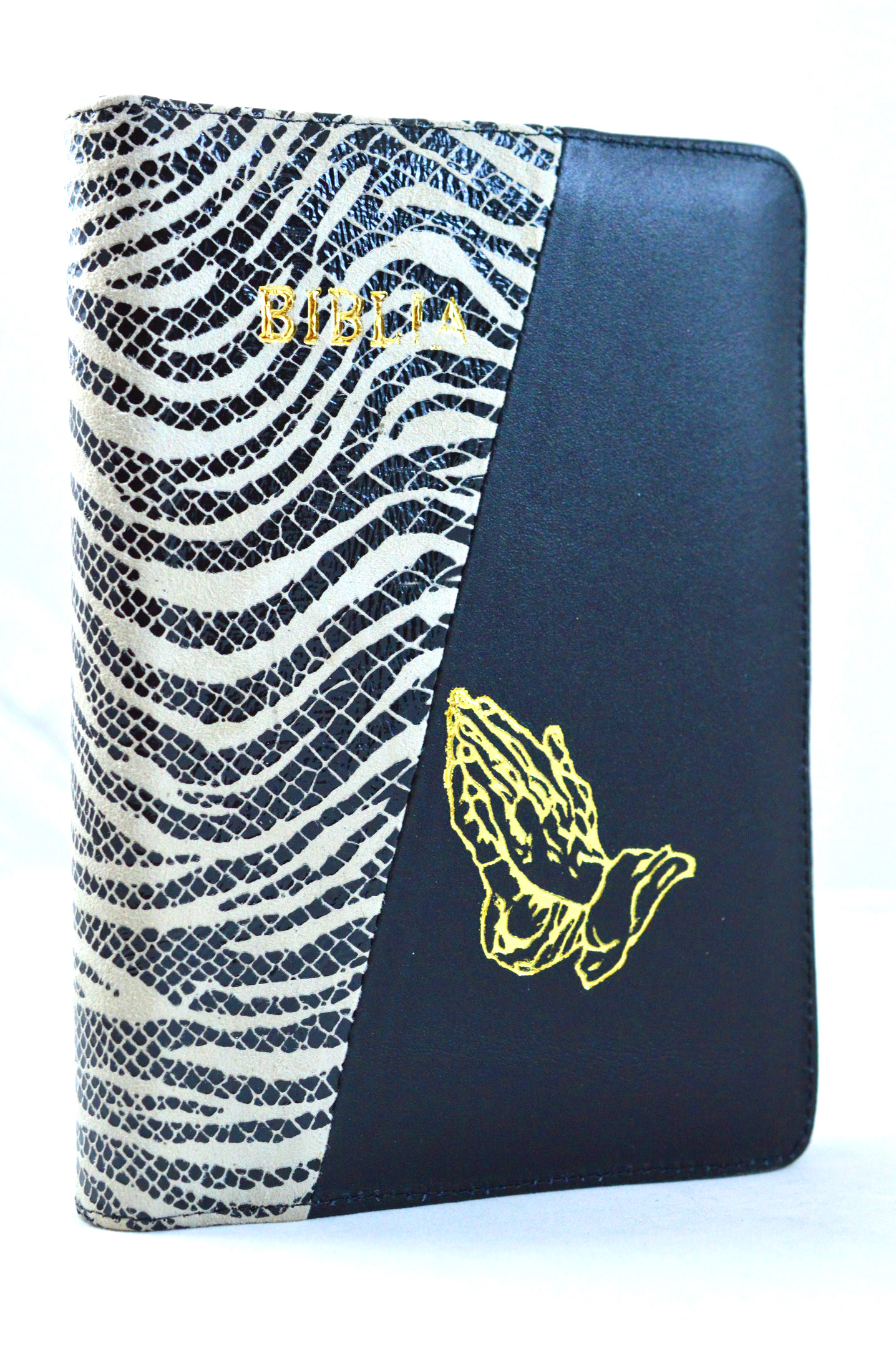 Biblia din piele, marime medie, combinatie alb-negru, fermoar, simbol maini in ruga, cuv. lui Isus cu rosu [053]