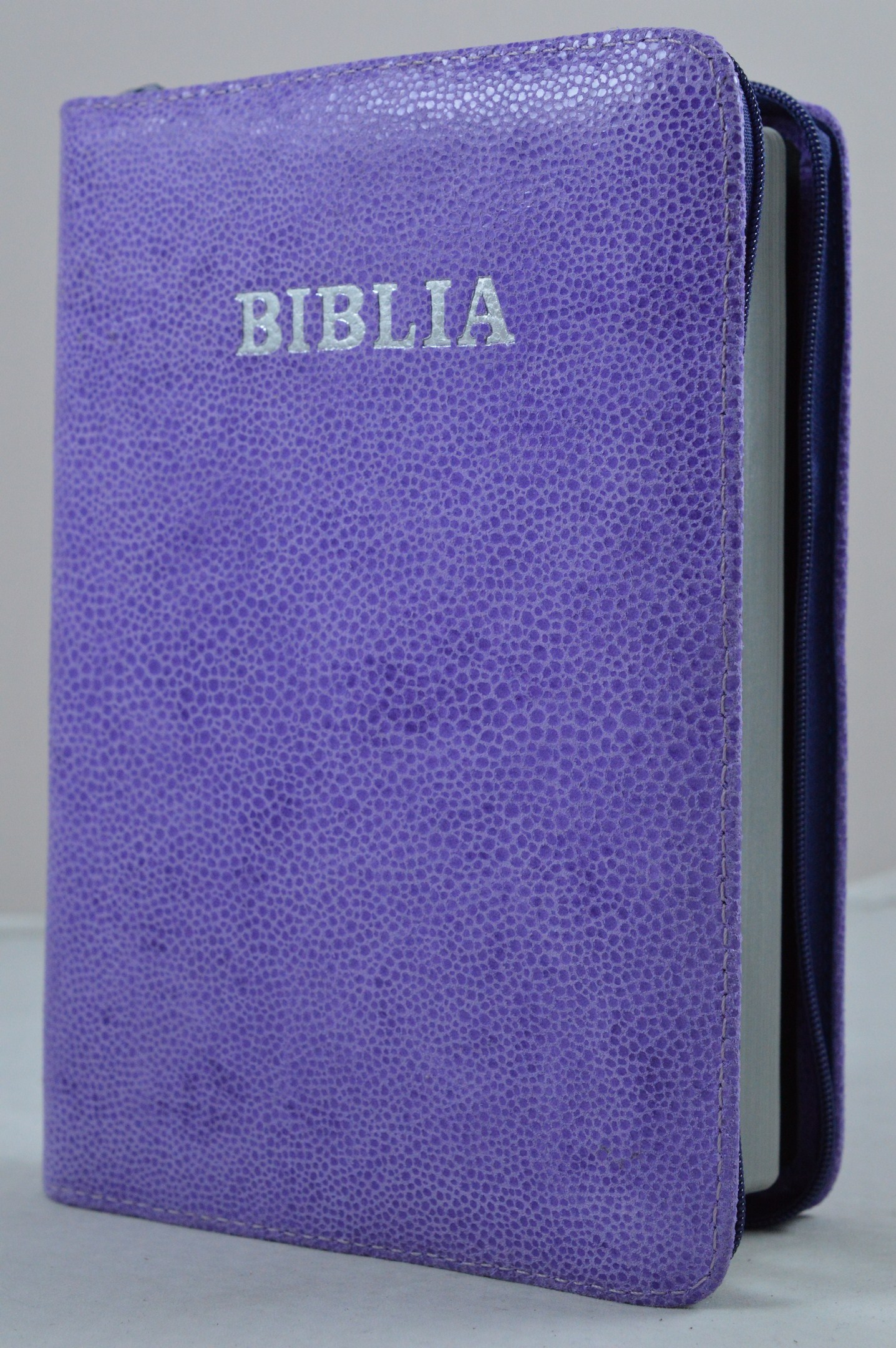 Biblia din piele, medie, mov, fermoar, argintata, simpla cuv. lui Isus cu rosu [052]