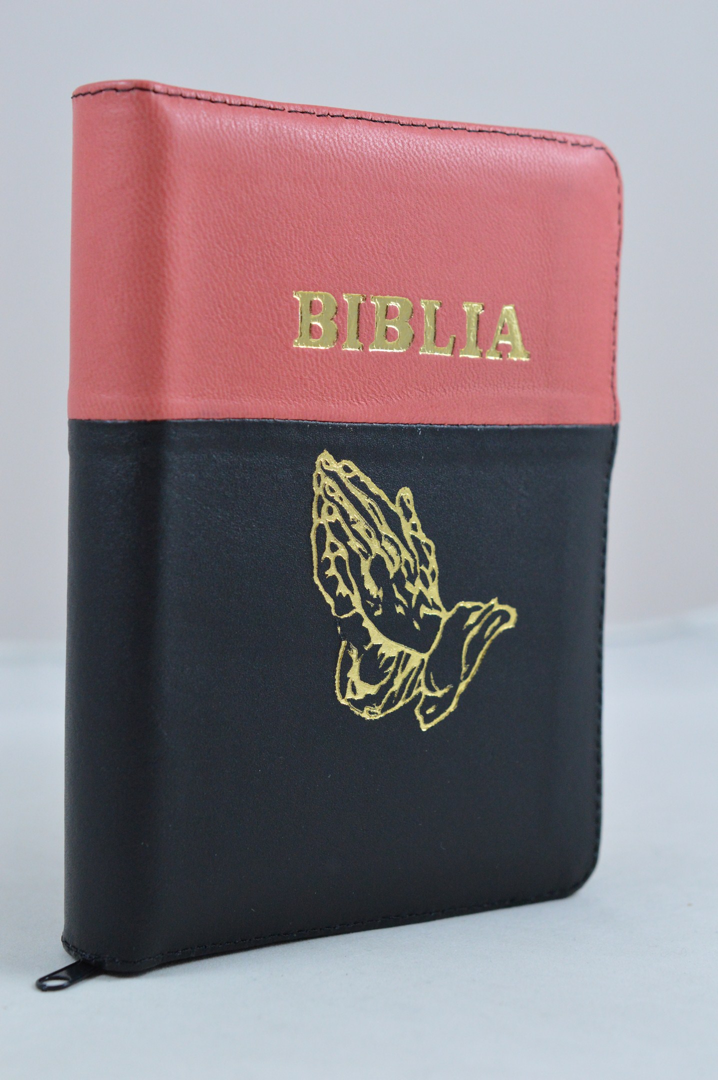 Biblie din piele, mica,coral cu negru si cu maini, fermoar, aurita, cuv. lui Isus in rosu si index[047 pfi]