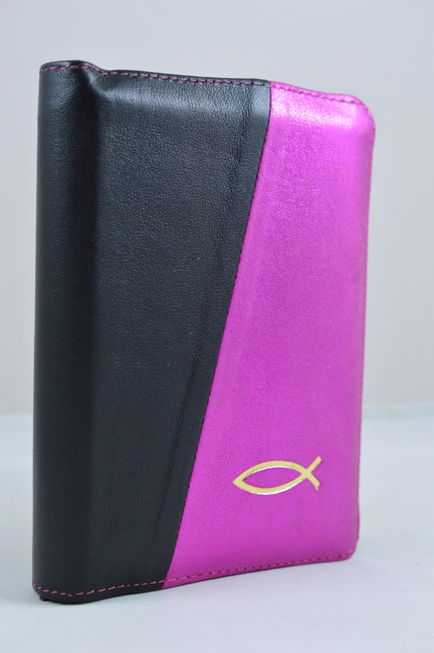 Biblie din piele, mica,negru cu roz sidefat si cu peste, fermoar, aurita, cuv. lui Isus in rosu [043 A]