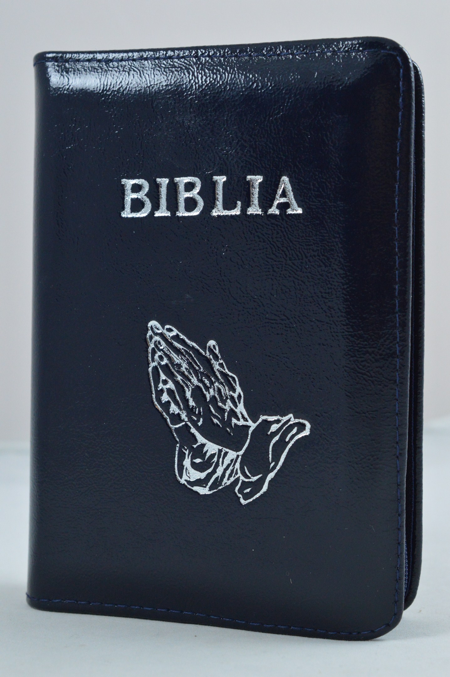 Biblia format mic, din piele, culoare bleumarin, index, fermoar, margini argintii, simbol - maini, cuv. lui Isus in rosu [047 PFI]