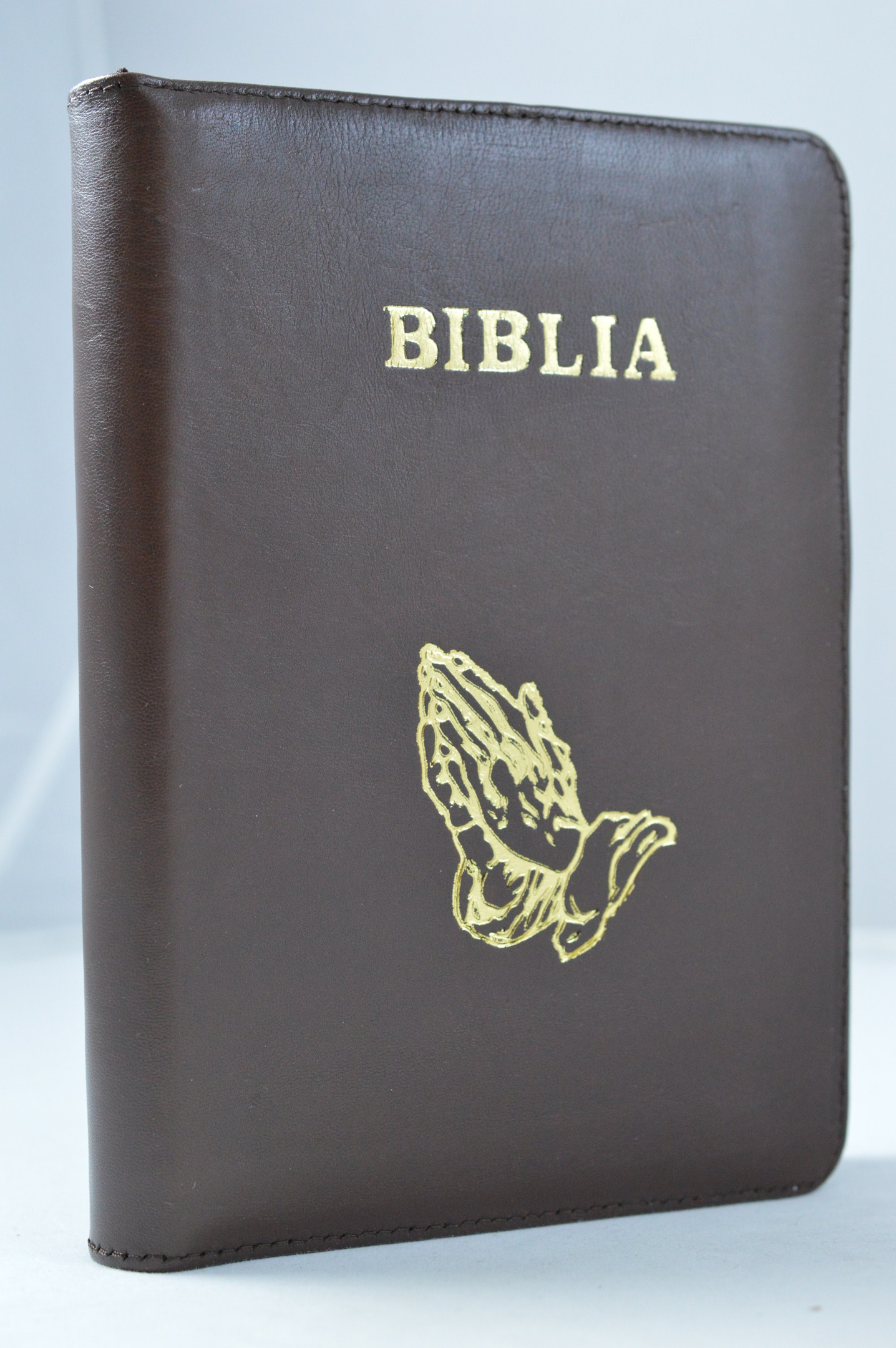 Biblia marime medie, piele, culoare maro inchis, fermoar, cu maini in ruga gravate, cuv. lui Isus cu rosu [053]