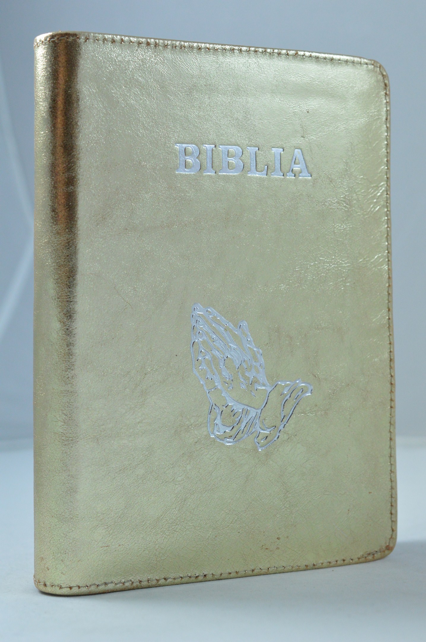 Biblia marime medie, piele, culoare aurie, fermoar, cu maini in ruga, cuv. lui Isus cu rosu [053]