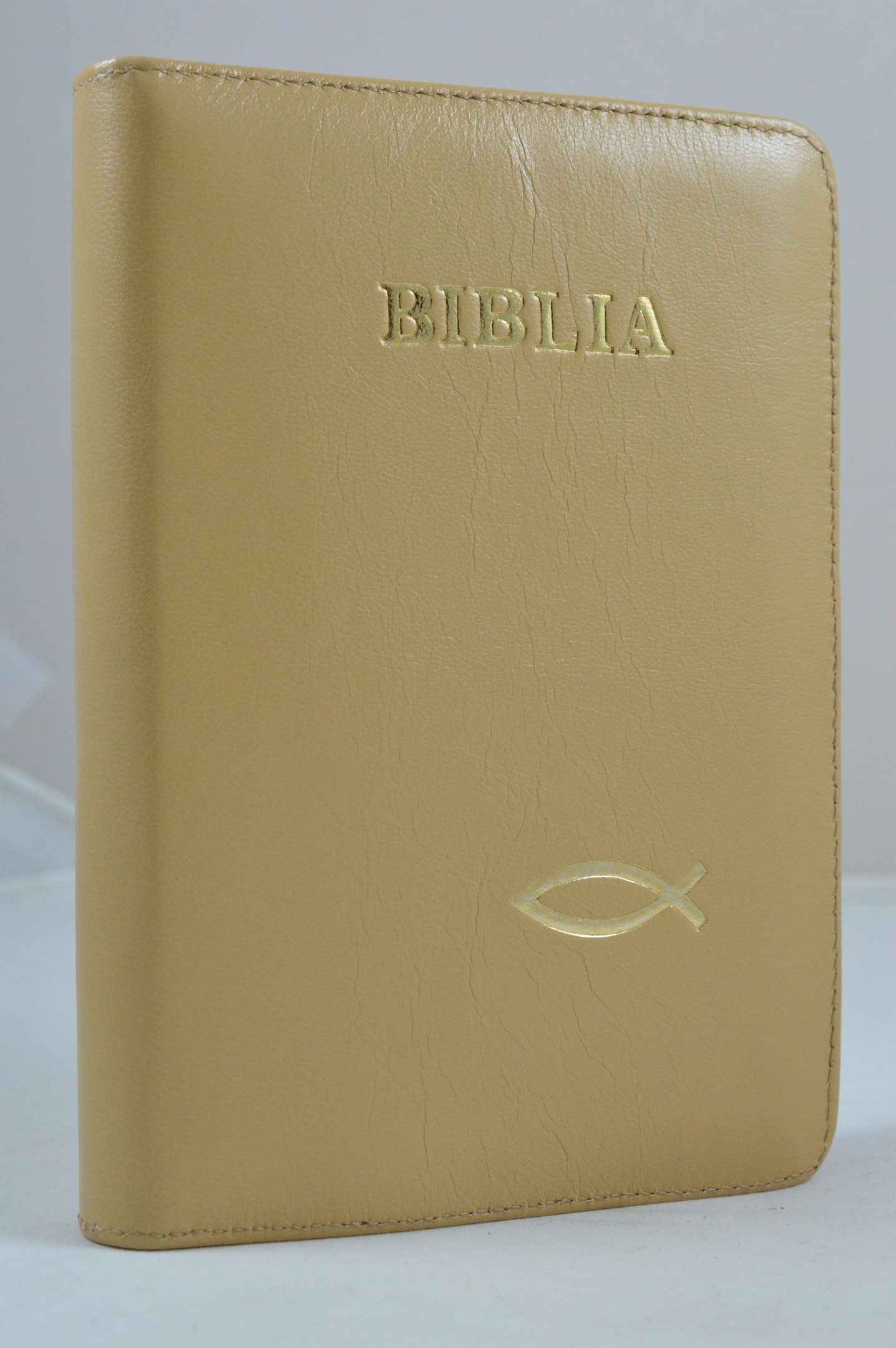 Biblie din piele, marime medie, bej, simbol peste, fermoar, index, margini aurii, cuv. lui Isus cu rosu [SB 057 PFI]