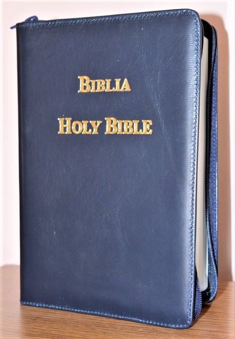 Biblia in limba engleza, King James Version, marime mare, coperta din piele, bleumarin, cuv. lui Isus cu rosu Biblia in limba engleza, King James Version, marime mare, coperta din piele, bleumarin, cuv. lui Isus cu rosu