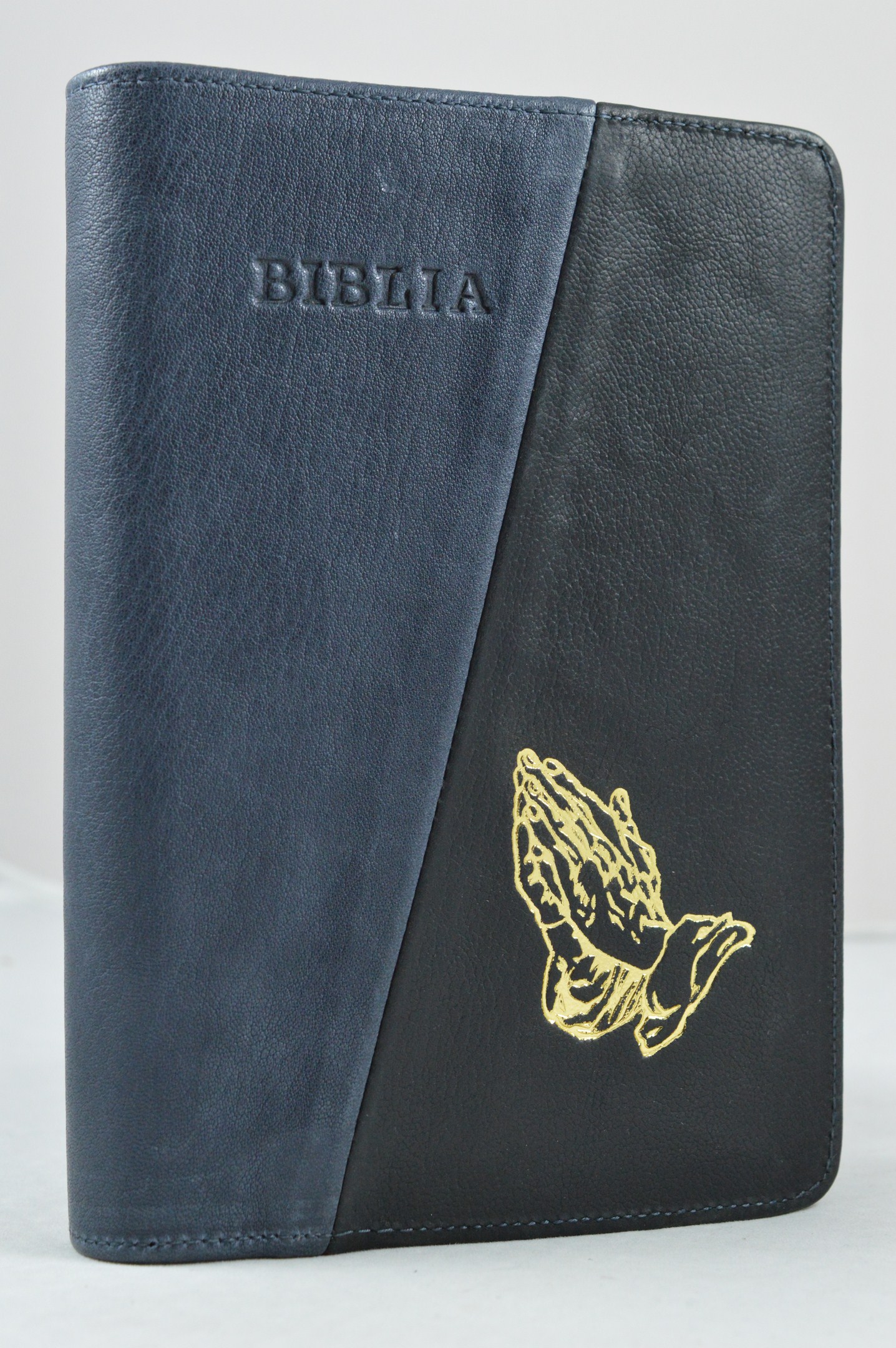 Biblia din piele, medie, albastra cu negru, fermoar, aurita, simbol maini in rugaciune, cuv. lui Isus cu rosu [052]