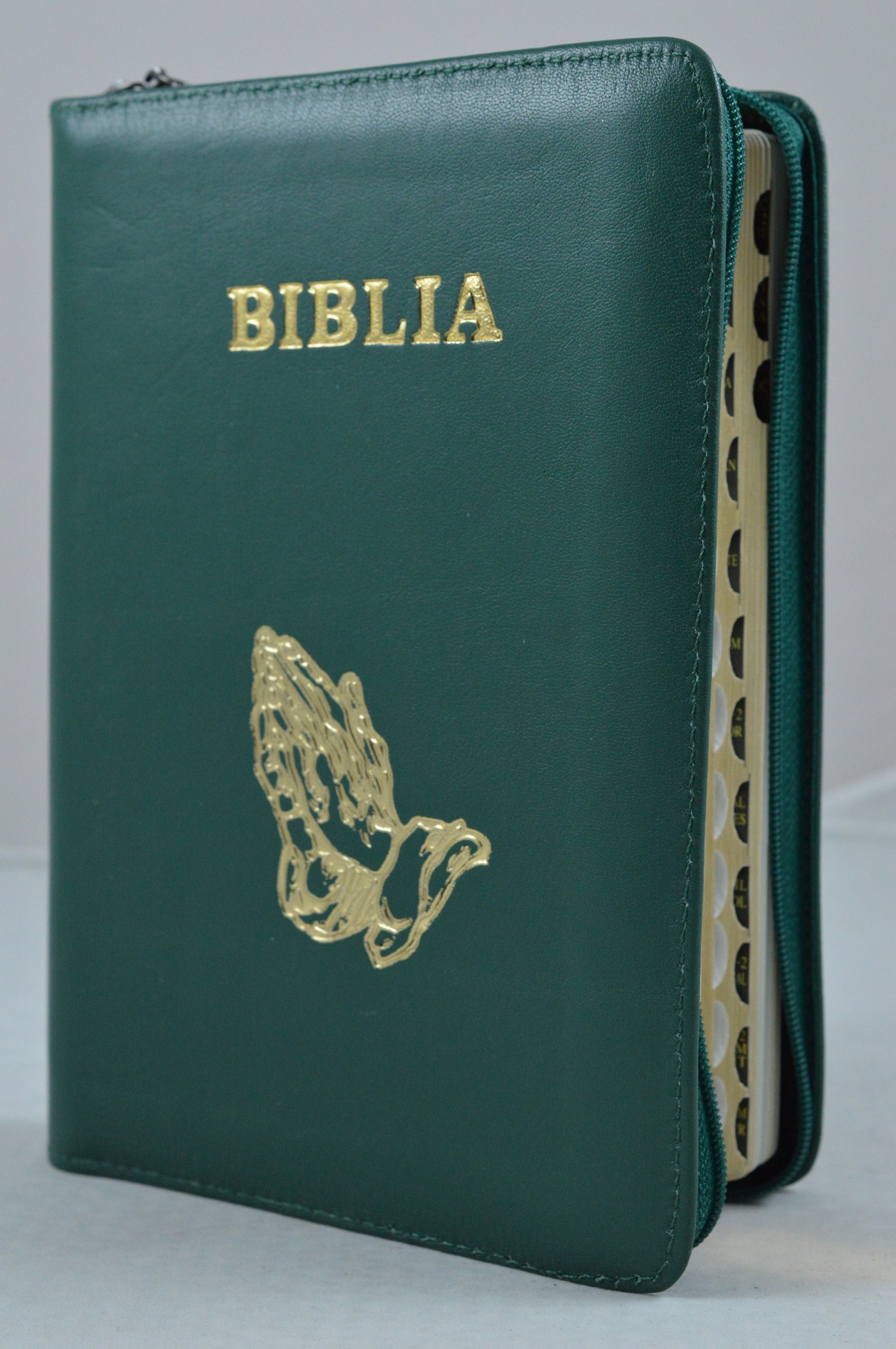 Biblie din piele, marime medie, culoare verde simbol maini in rugaciune, fermoar, index, margini aurii, cuv. lui Isus cu rosu [SB 057 PFI]