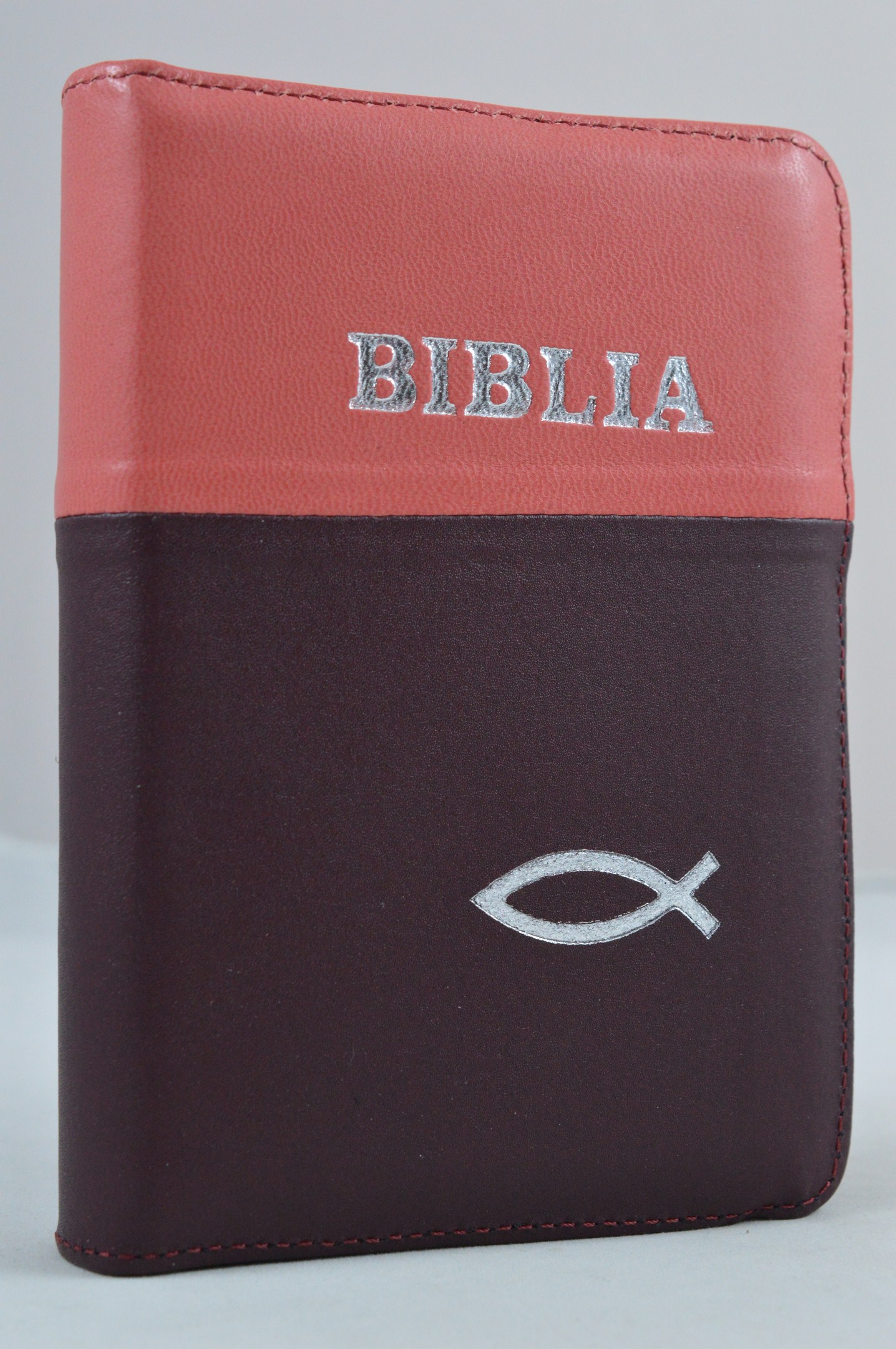 Biblia format mic, din piele, culoare roz coral-visiniu, index, fermoar, margini argintiu, simbol - peste, cuv. lui Isus in rosu [047 PFI]