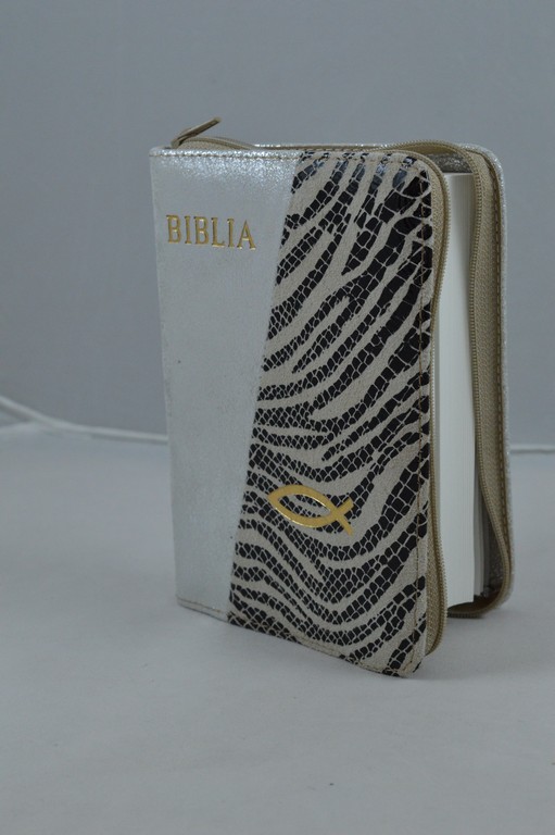 Biblie din piele, mica, argintiu/crem cu imprimeu negru, fermoar, margini albe, simbolul peste, cuv. lui Isus in rosu [043 PF]