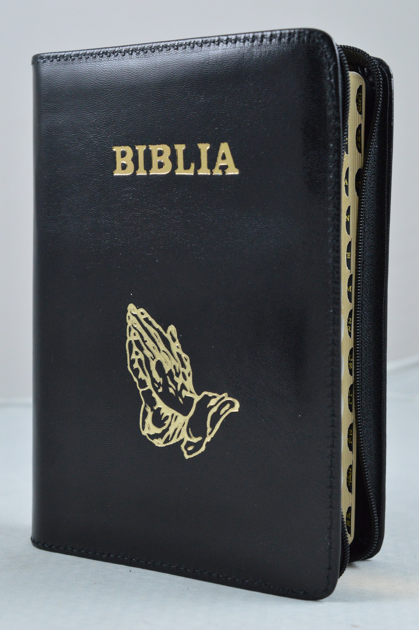 Biblie din piele, marime medie, culoare negru  simbol maini in rugaciune, fermoar, index, margini aurii, cuv. lui Isus cu rosu [SB 057 PFI]