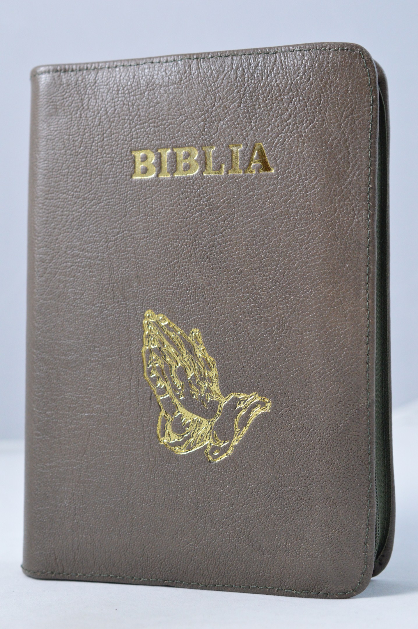 Biblia din piele, marime medie, culoare castaniu, cu maini in ruga gravate ,fermoar, cuv. lui Isus cu rosu [053 Biblia din piele, marime medie, culoare castaniu, cu maini in ruga gravate ,fermoar, cuv. lui Isus cu rosu [053