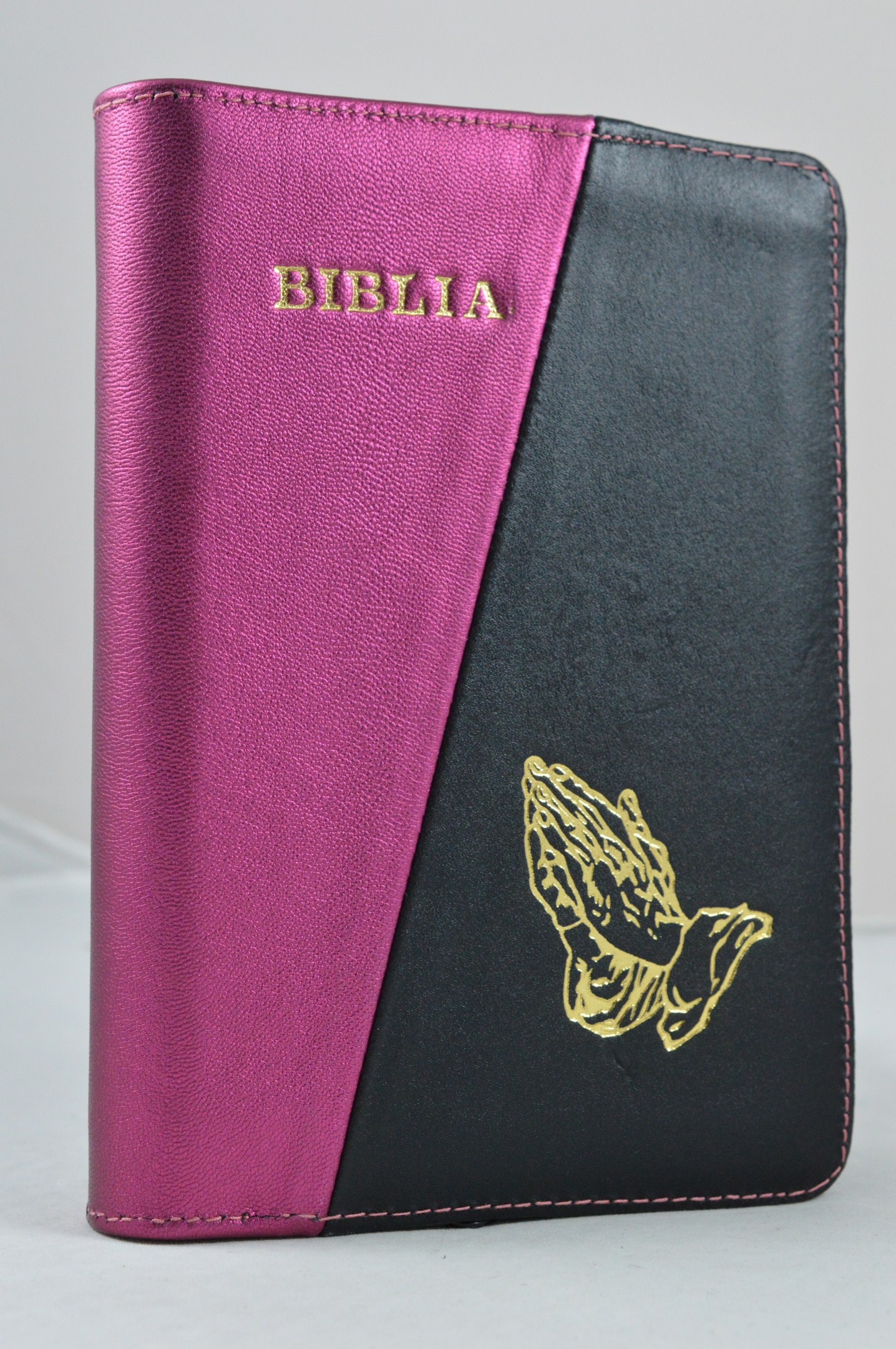 Biblia din piele, medie,roz cu negru, fermoar, aurita, simbol maini in rugaciune, cuv. lui Isus cu rosu [052]