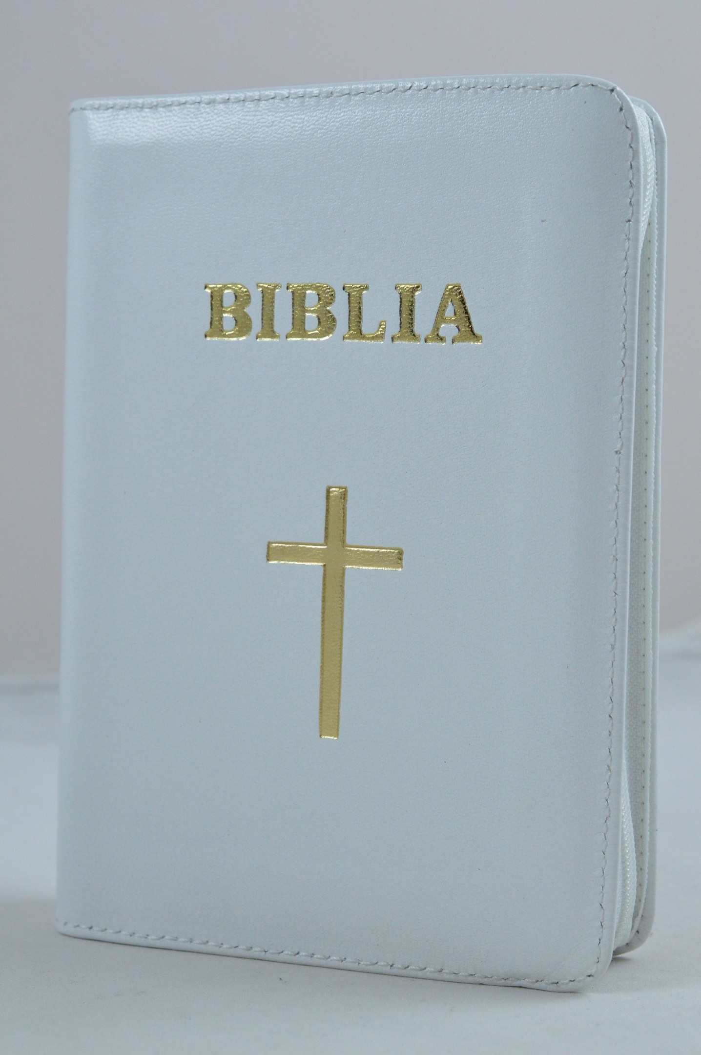 Biblie din piele, marime medie, culoare, alb,  fermoar, margini albe, simbol cruce, cuv. lui Isus cu rosu [053]