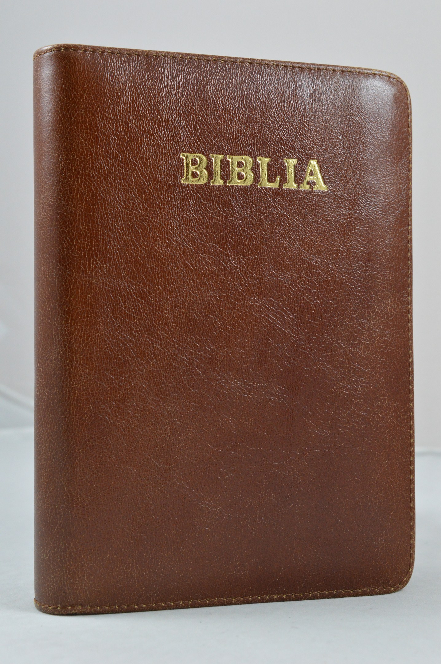 Biblia din piele, medie, maro, fermoar, aurita, cuv. lui Isus cu rosu [052]