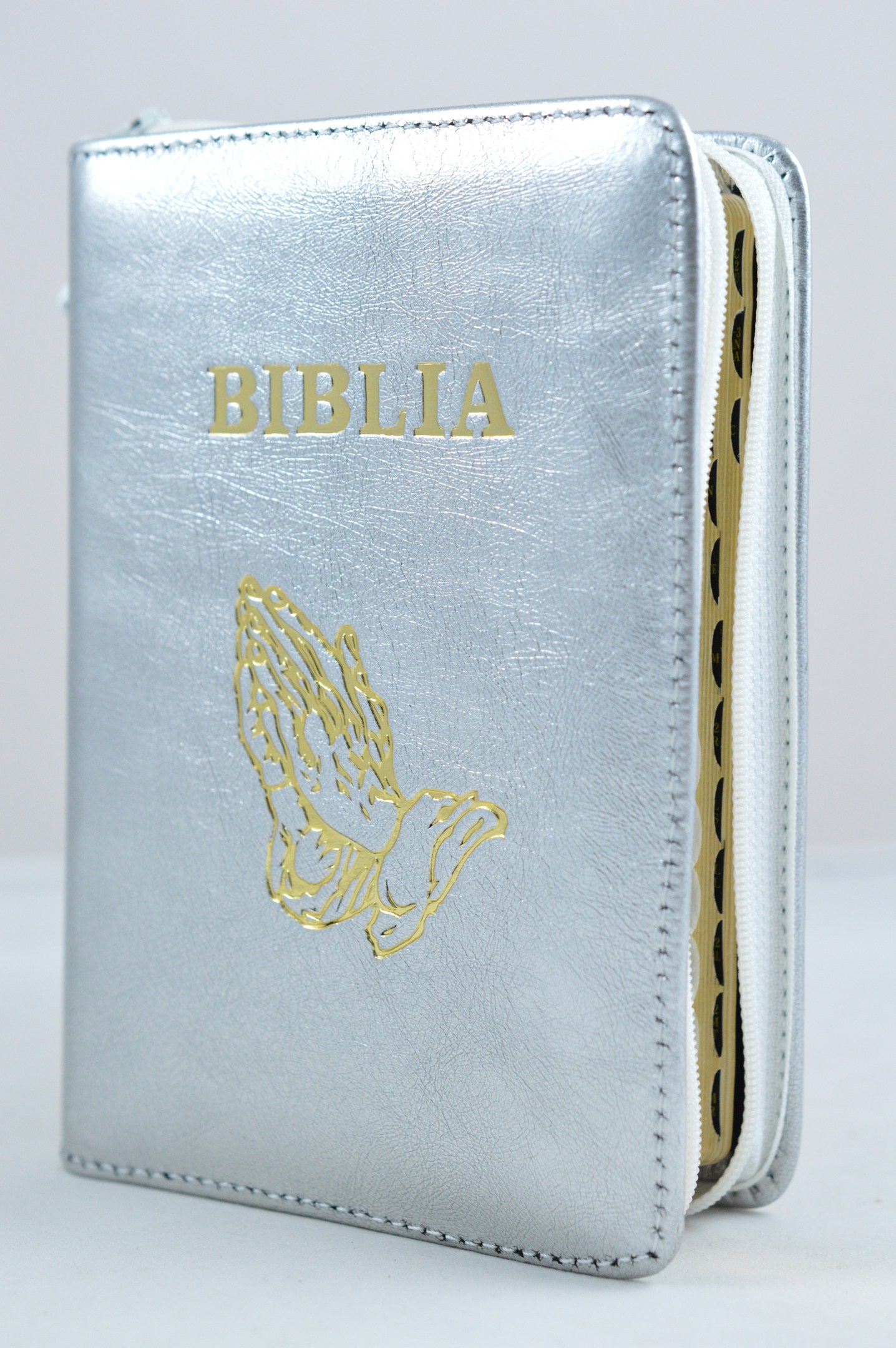 Biblie din piele, mica,argintiu cu maini, fermoar, aurita, cuv. lui Isus in rosu si index [047 pfi]