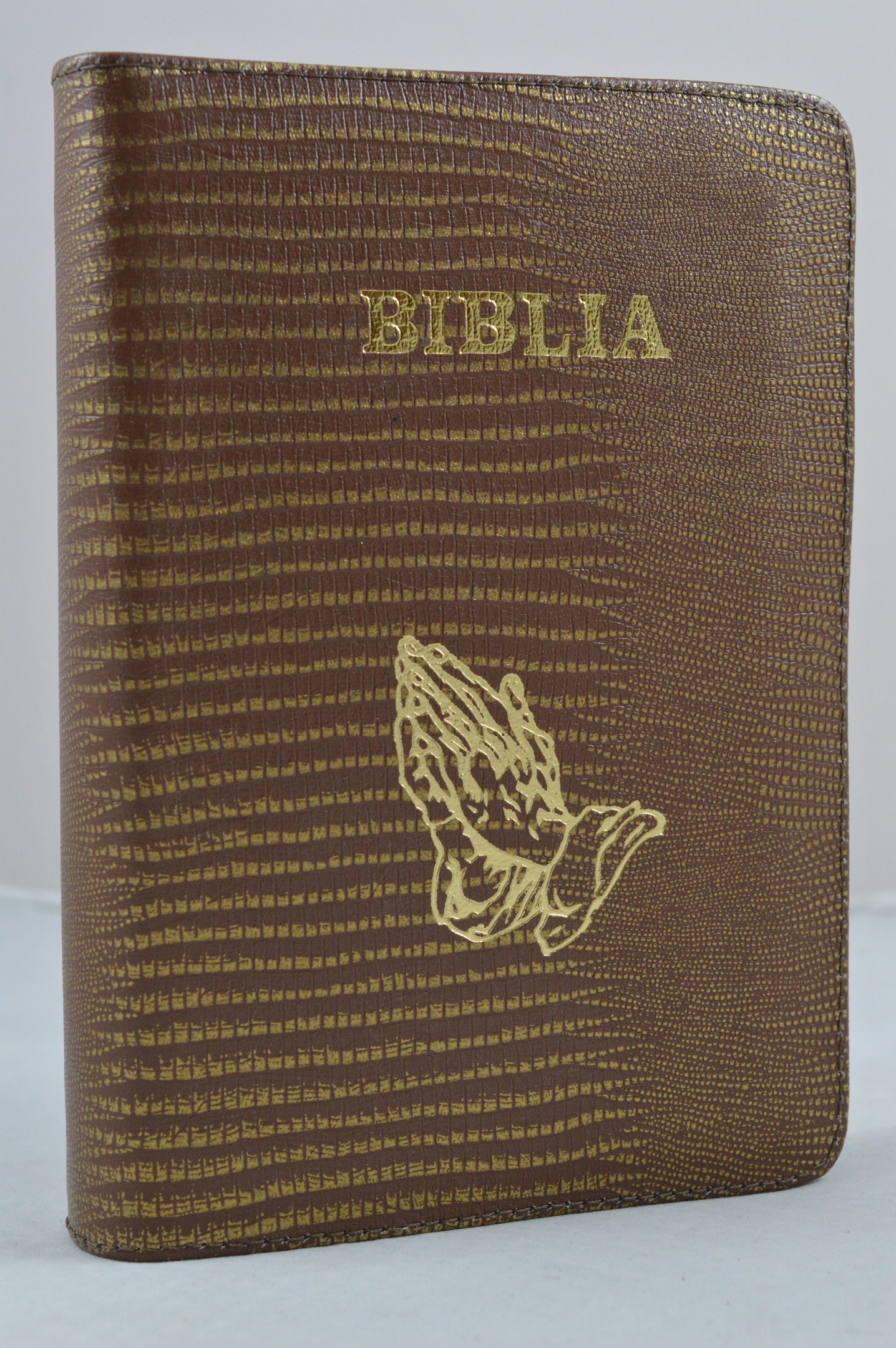Biblie din piele, marime medie, maro auriu, simbol maini in rugaciune, fermoar, index, margini aurii, cuv. lui Isus cu rosu [SB 057 PFI]