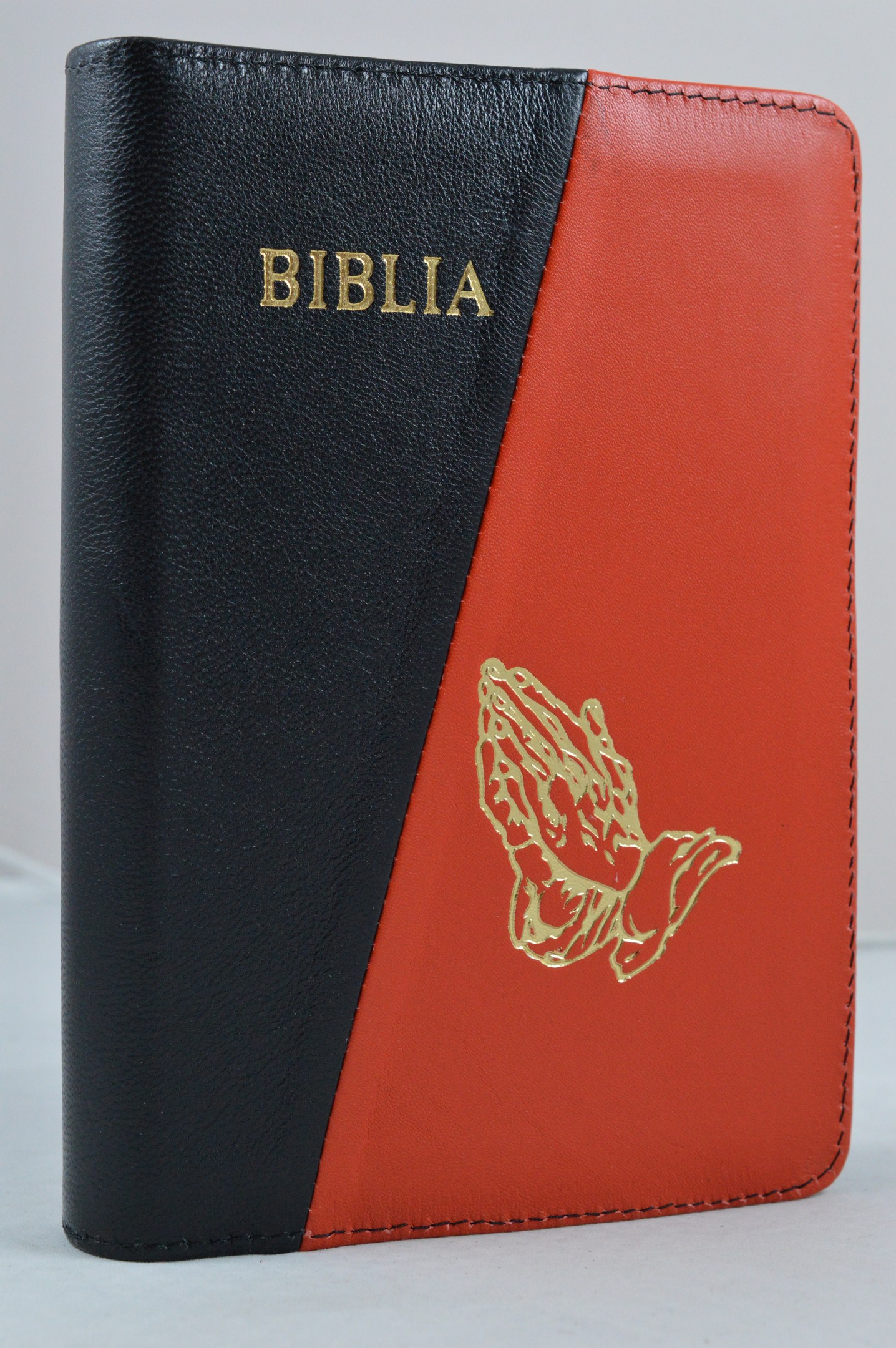 Biblie din piele, marime medie, negru/rosu, simbol maini in rugaciune, fermoar, index, margini aurii, cuv. lui Isus cu rosu [SB 057 PFI]