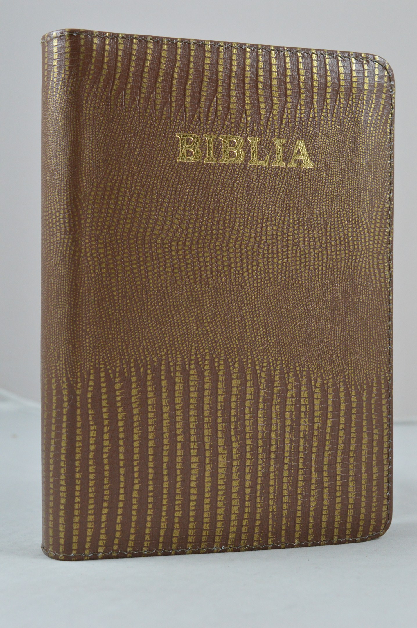 Biblia din piele, medie, maro texturat, fermoar, aurita, cuv. lui Isus cu rosu [052]