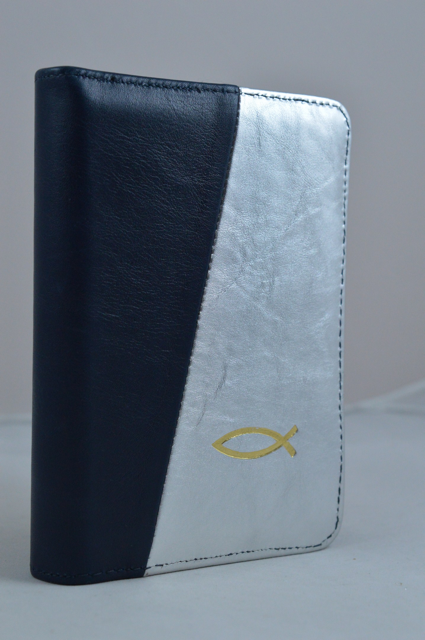 Biblie din piele, mica,bleumarin cu argintiu si cu peste, fermoar, aurita, cuv. lui Isus in rosu [043 A]