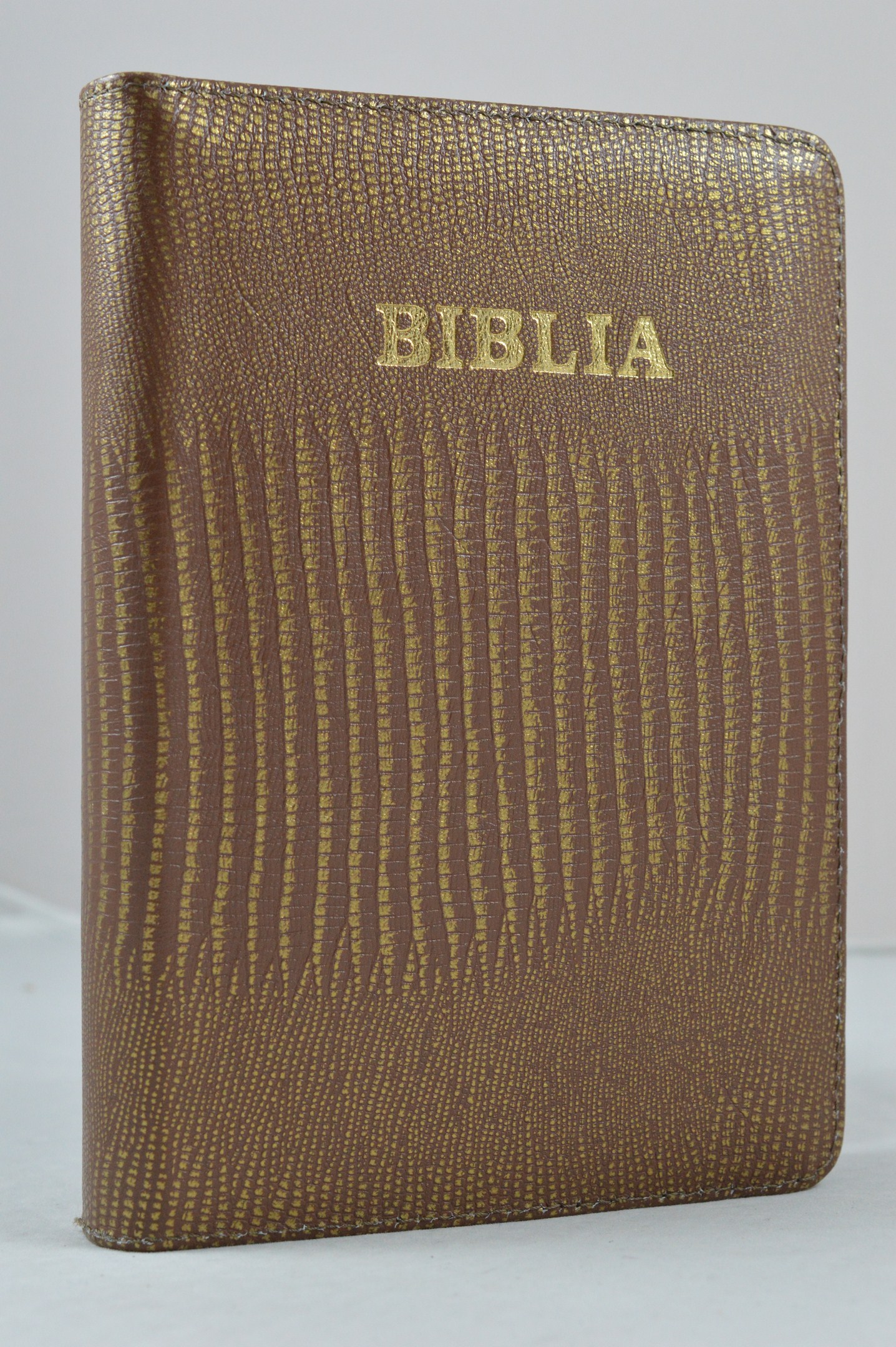 Biblia din piele, medie, maro texturat, fermoar, aurita, cuv. lui Isus cu rosu [052]