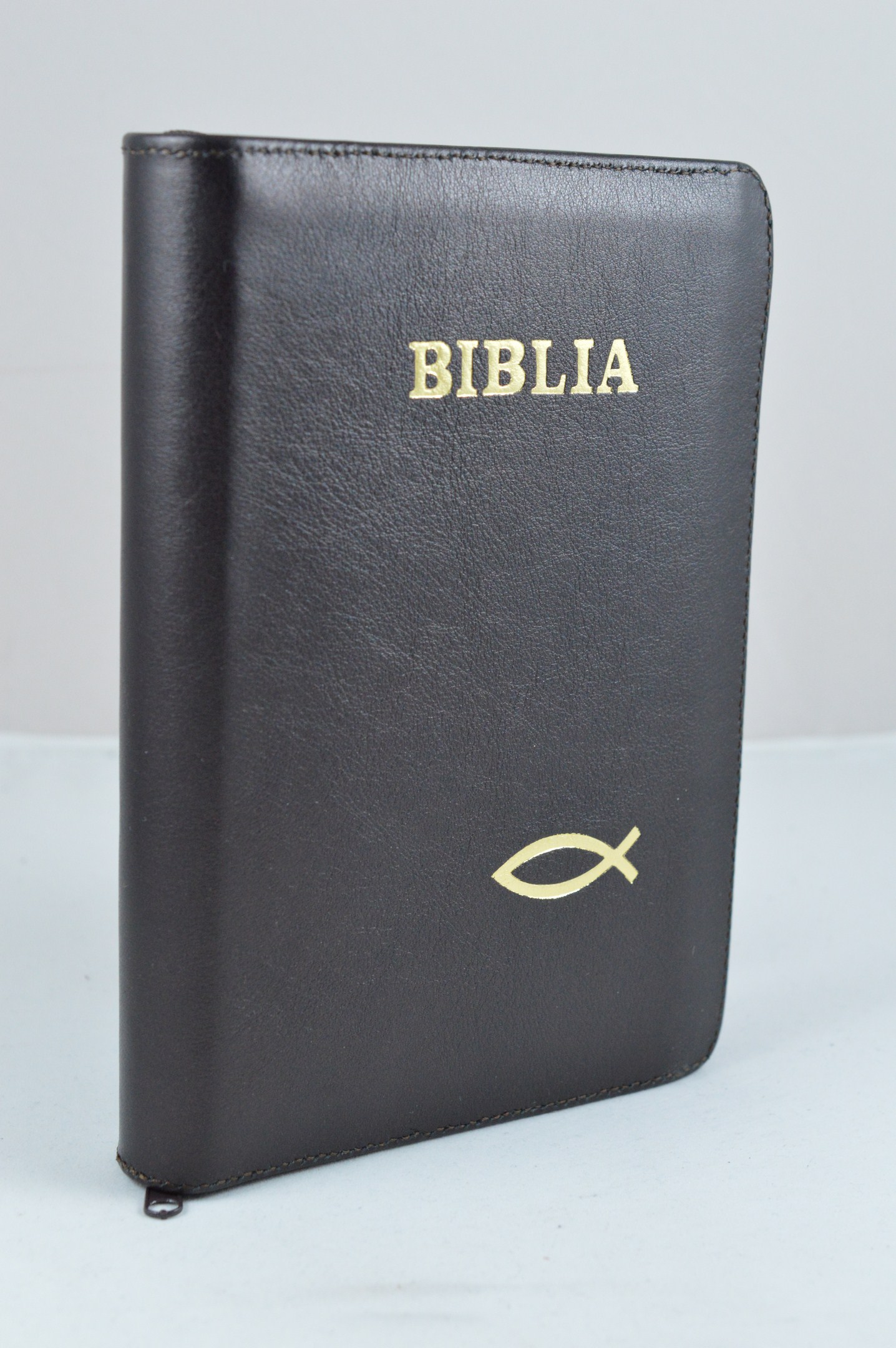 Biblie din piele, marime medie, neagra, fermoar, index, margini aurii, simbol peste, cuv. lui Isus cu rosu [SB 057 PFI]