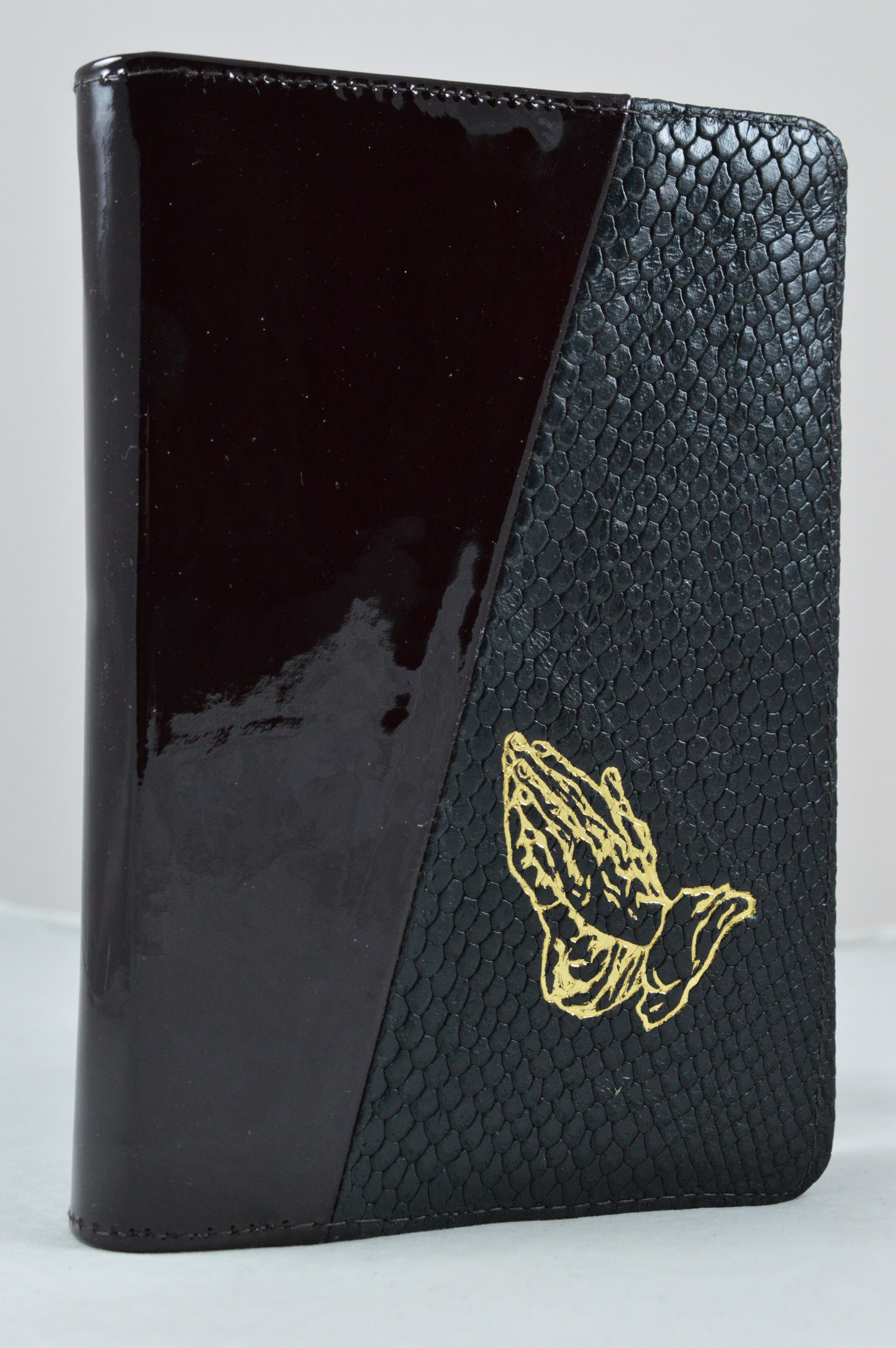 Biblia din piele, medie, maro inchis lucios cu negru solzi, fermoar, aurita, simbol maini in rugaciune, cuv. lui Isus cu rosu [052]