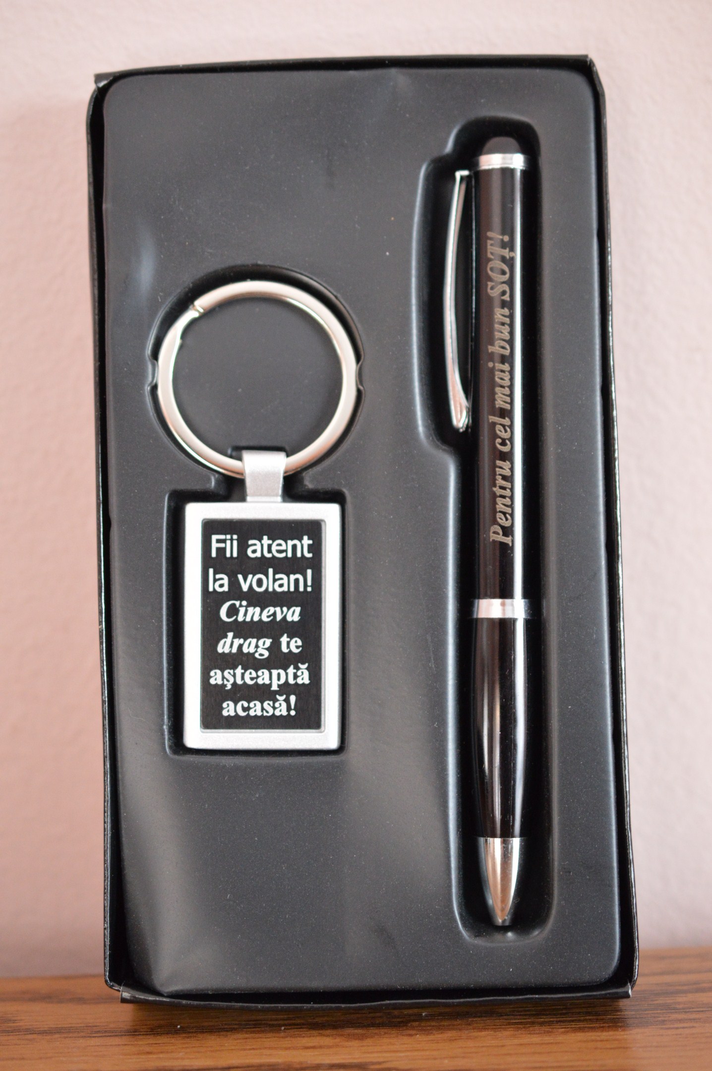 Cadou pentru Barbati - Set pix si breloc - Pentru cel mai bun sot Cadou pentru Barbati - Set pix si breloc - Pentru cel mai bun sot