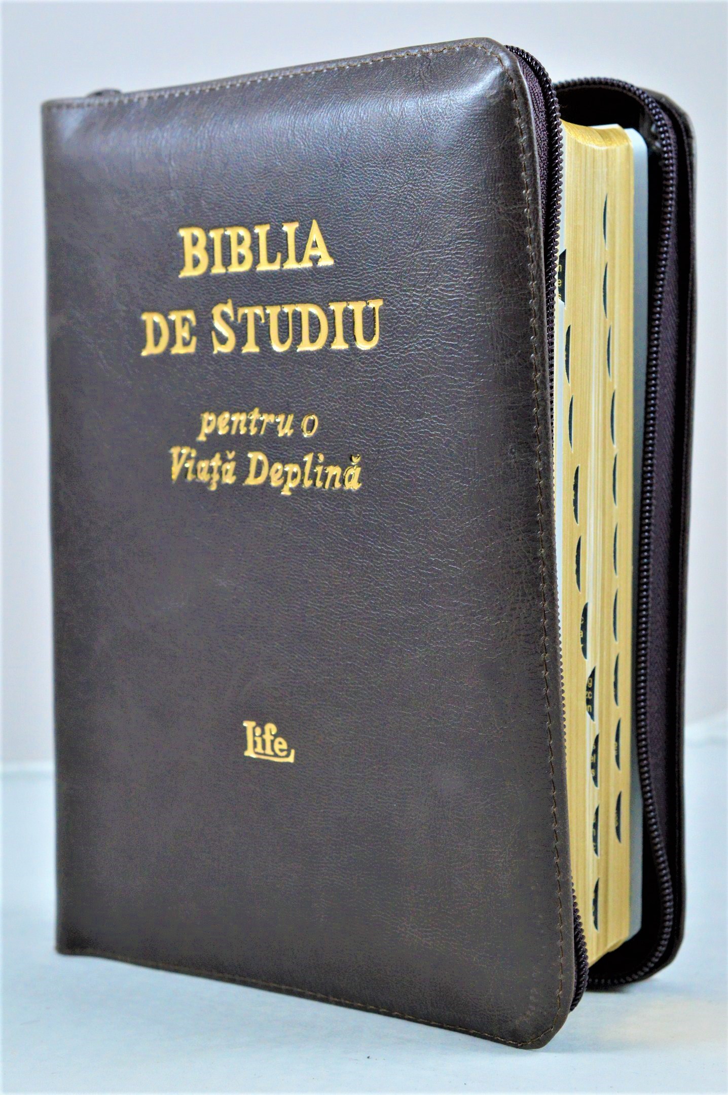 Biblia de studiu pentru o viata deplina, cu concordanta si explicatiii, fermoar, maro brun, index, margini albe Biblia de studiu pentru o viata deplina, cu concordanta si explicatiii, fermoar, maro brun, index, margini albe
