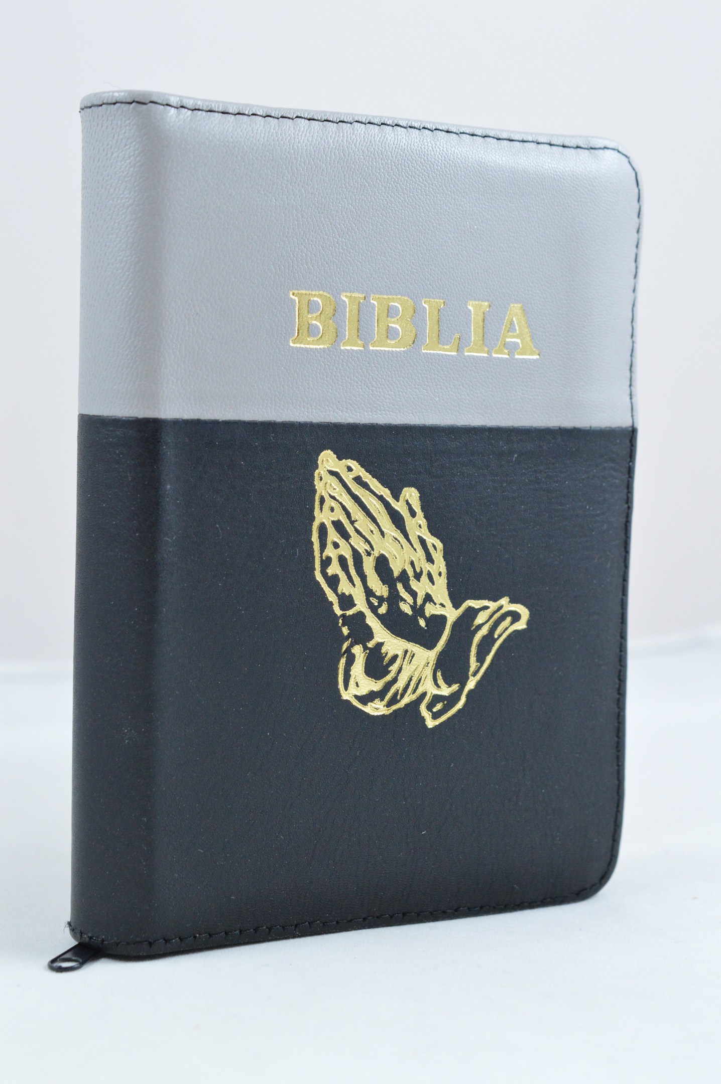 Biblie din piele, mica,gri cu negru si cu maini, fermoar, aurita, cuv. lui Isus in rosu si index[047 pfi]