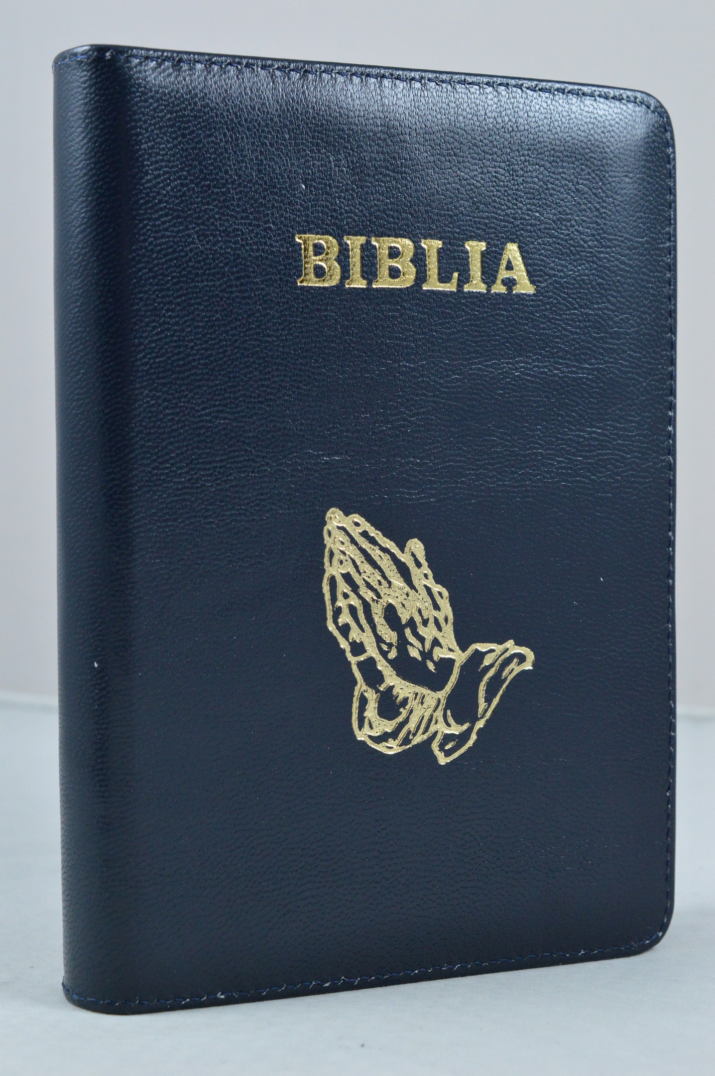 Biblia marime medie, piele, culoare albastru metal, fermoar, cu maini in ruga, cuv. lui Isus cu rosu [053]
