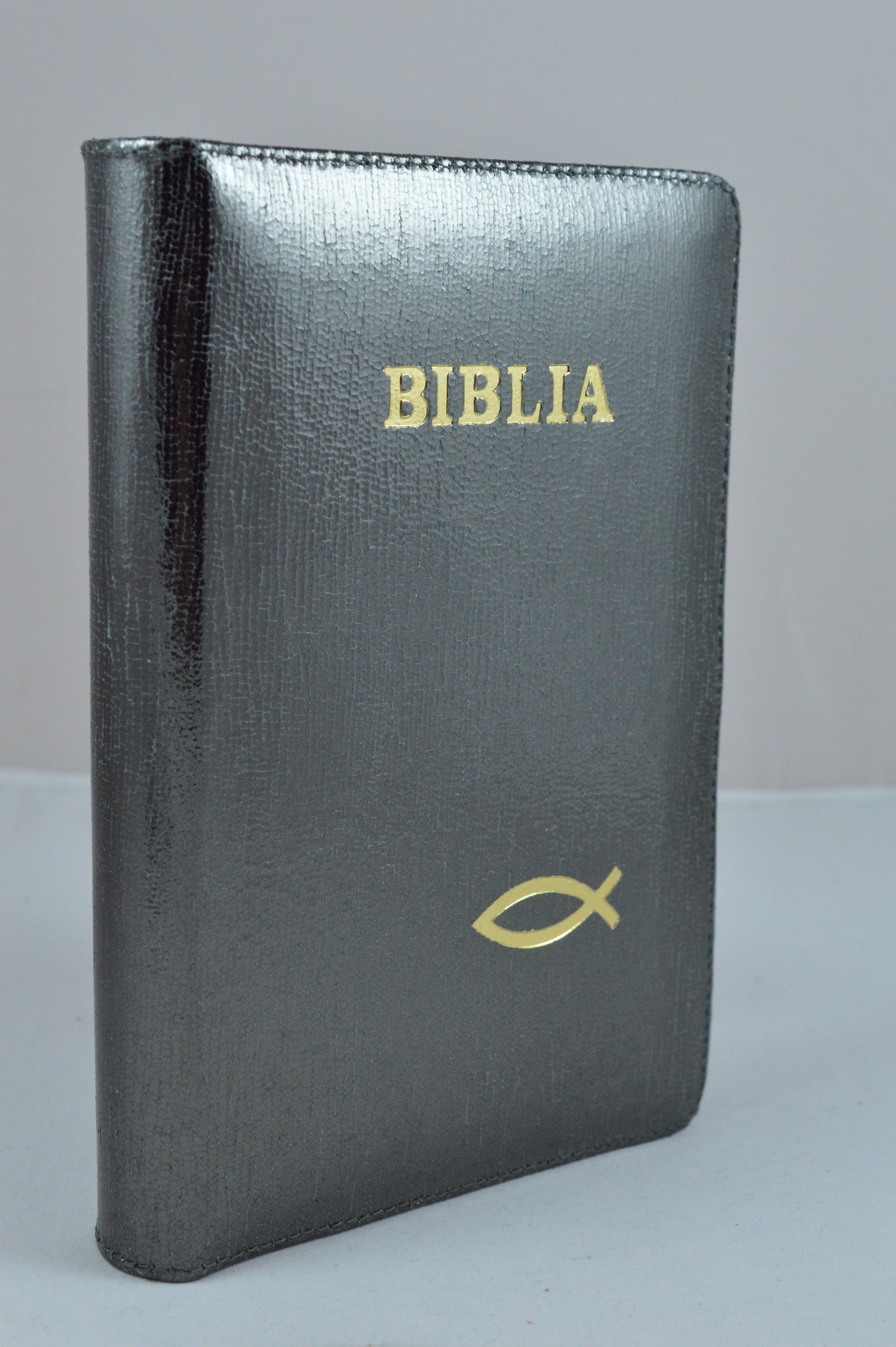 Biblie din piele, marime medie, neagra lucioasa, fermoar, index, margini aurii, simbol peste, cuv. lui Isus cu rosu [SB 057 PFI]