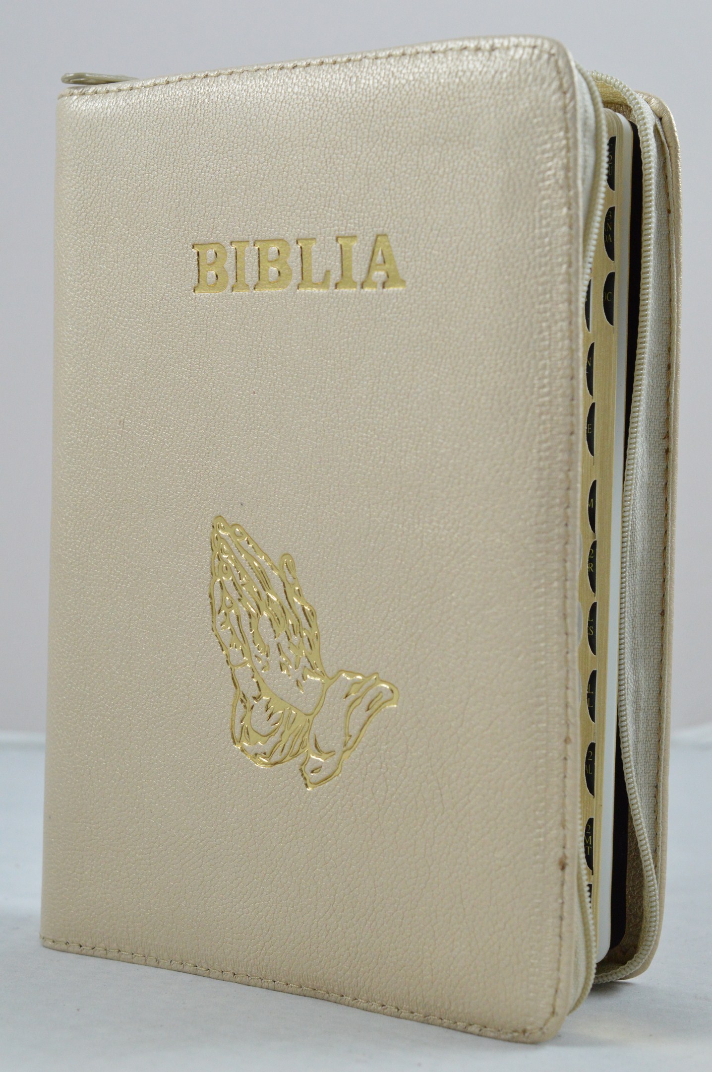 Biblie din piele, marime medie, bej deschis, simbol maini in rugaciune, fermoar, index, margini aurii, cuv. lui Isus cu rosu [SB 057 PFI]