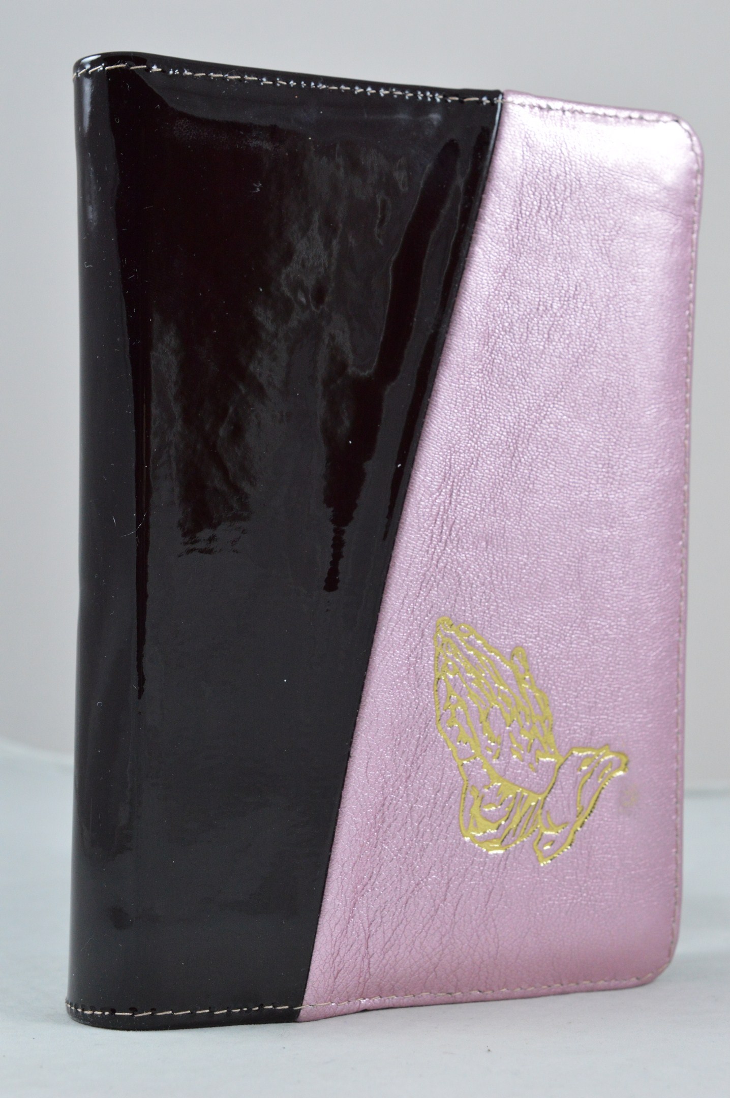 Biblia din piele, medie, negru lucios cu roz deschis, fermoar, aurita, simbol maini in rugaciune, cuv. lui Isus cu rosu [052]