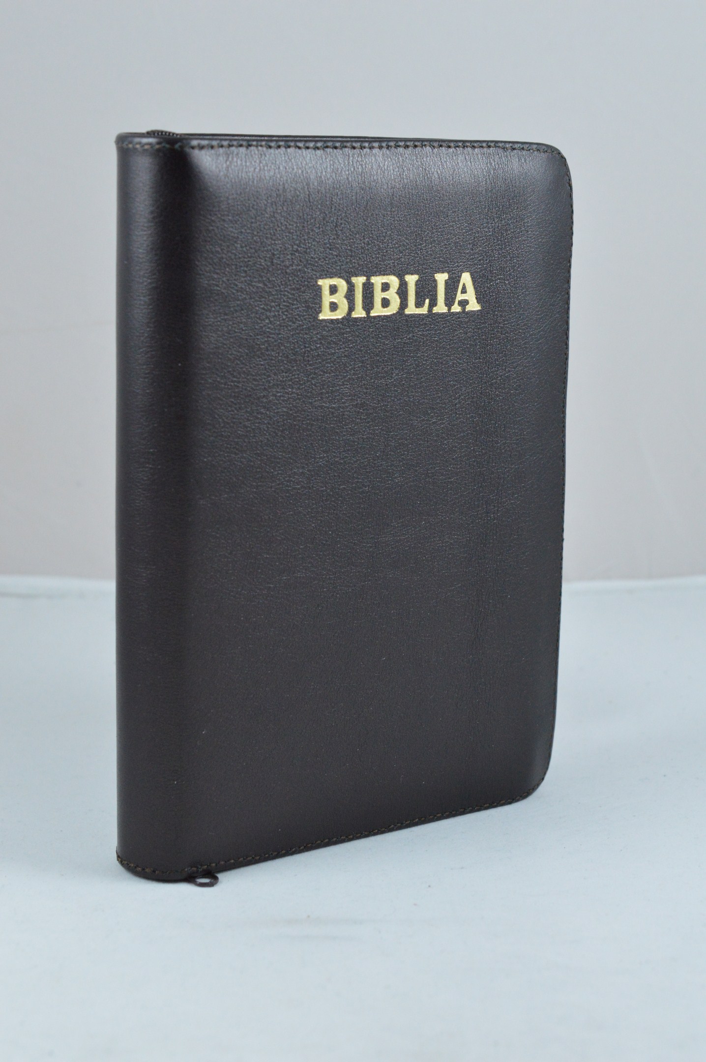 Biblie din piele, marime medie, neagra, fermoar, index, margini aurii, cuv. lui Isus cu rosu [SB 057 PFI]