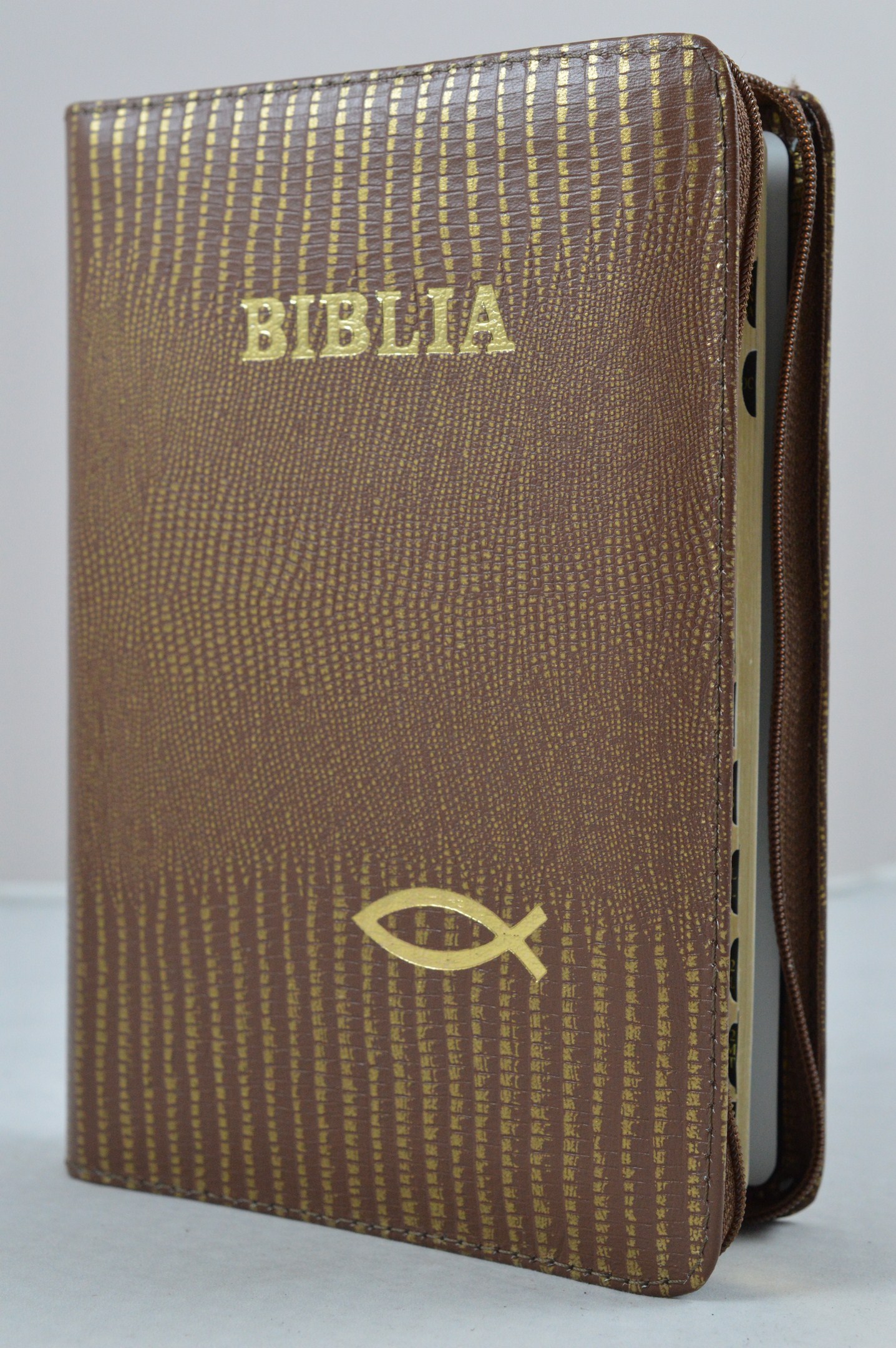 Biblie din piele, marime medie, maro auriu, fermoar, simbol peste,  index, margini aurii, cuv. lui Isus cu rosu [SB 057 PFI]
