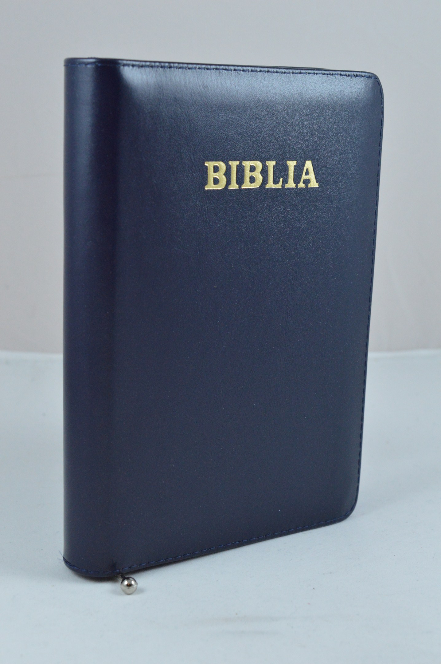 Biblie din piele, marime medie, neagra, fermoar, index, margini aurii, harti biblice [SI 057 PFI]