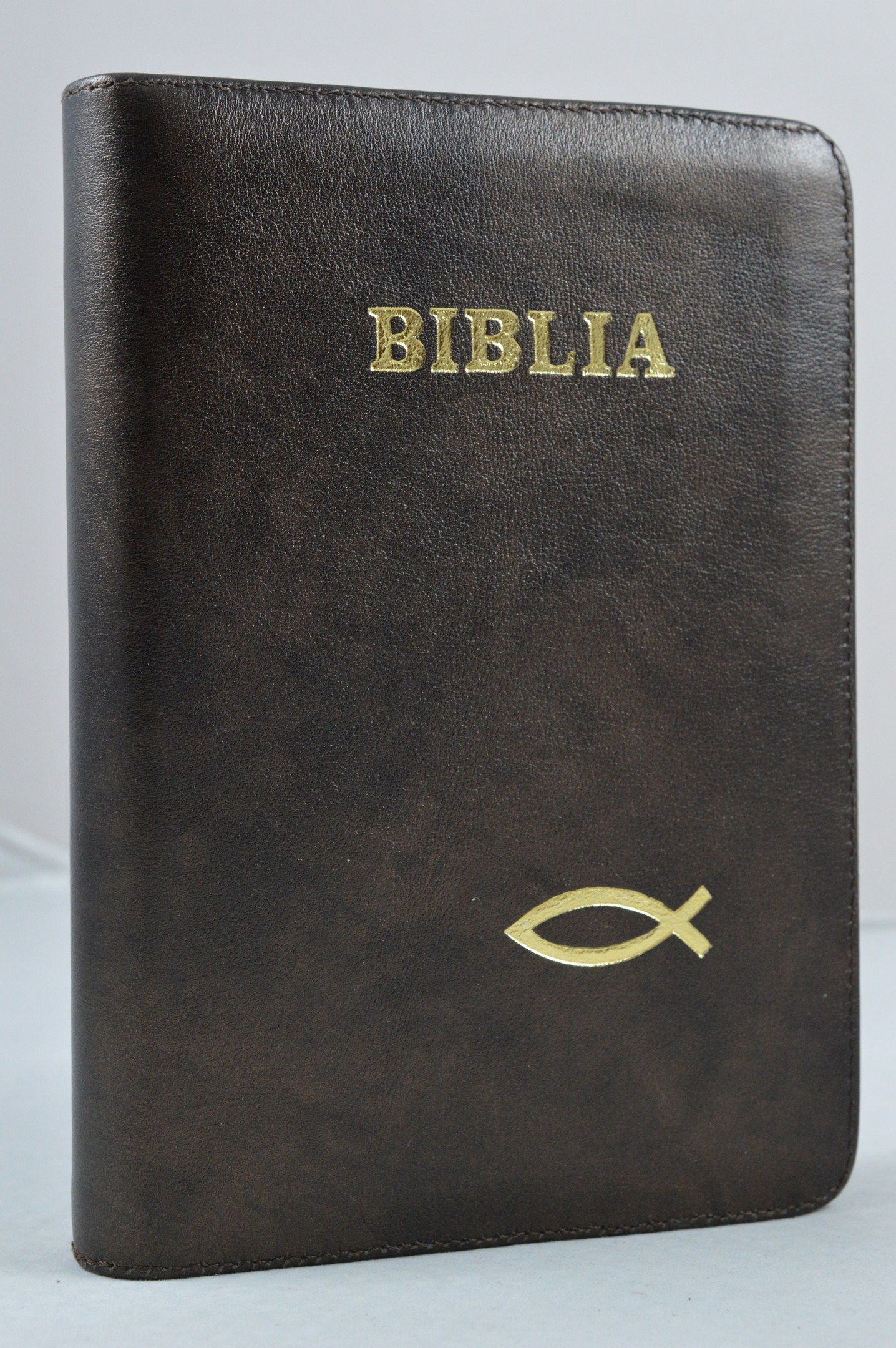 Biblie din piele, marime medie, maro, fermoar, simbol peste,  index, margini aurii, cuv. lui Isus cu rosu [SB 057 PFI]