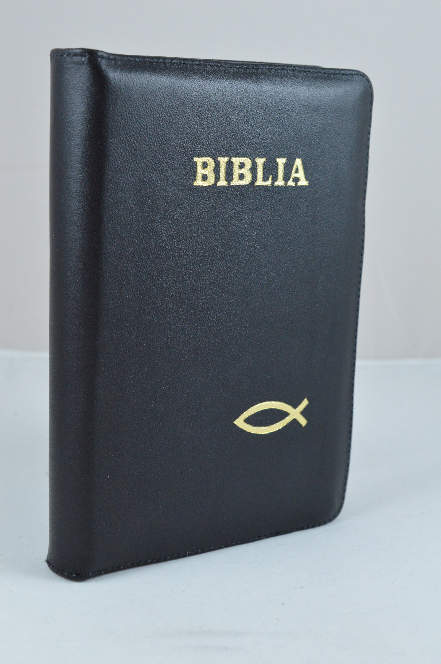 Biblie din piele, marime medie, neagra, fermoar, index, margini aurii, simbol peste, cuv. lui Isus cu rosu [SB 057 PFI]