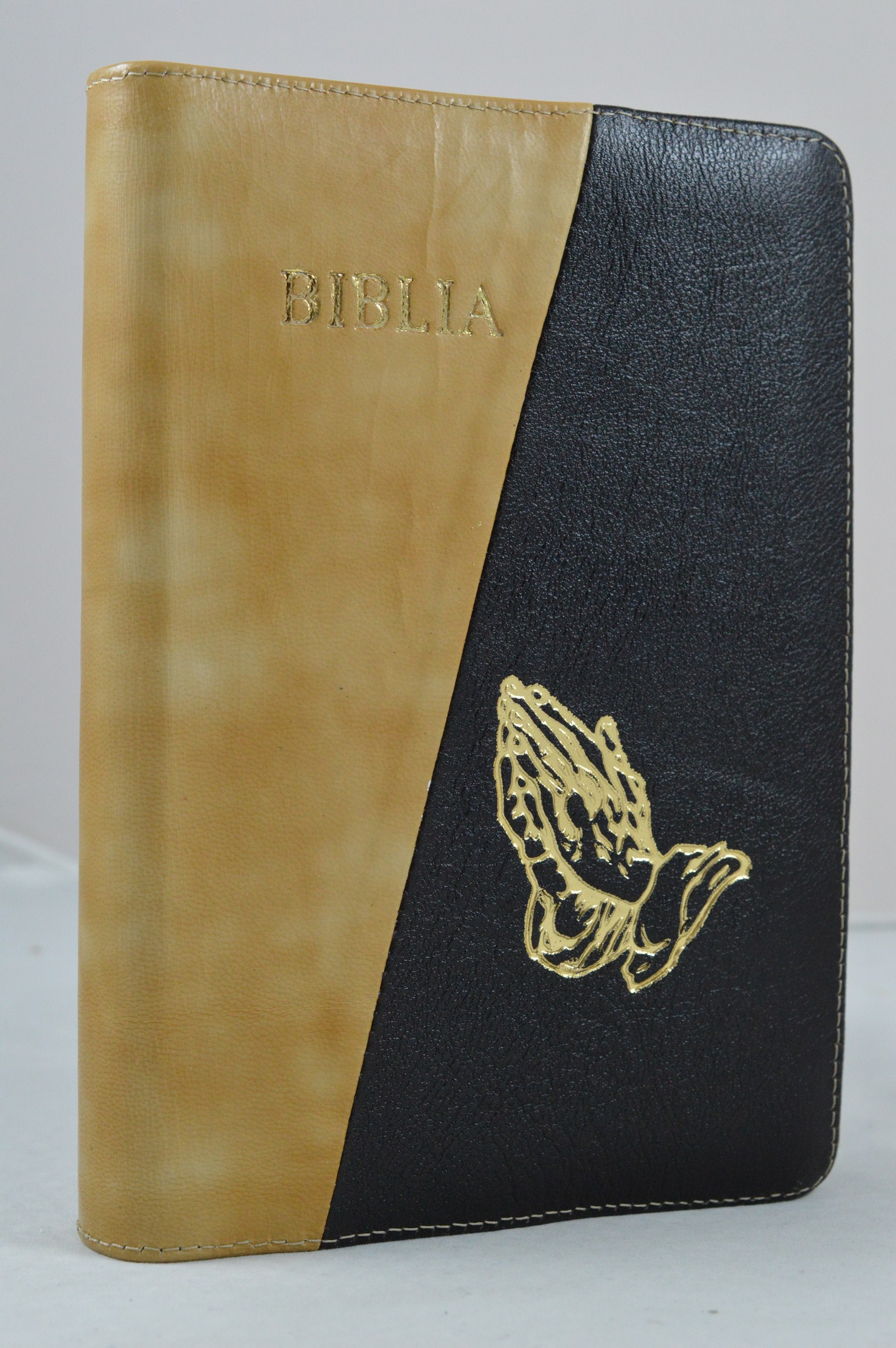 Biblia din piele, marime medie, crem cu negru, fermoar, simbol maini in rugaciune, cuv. lui Isus cu rosu [053]