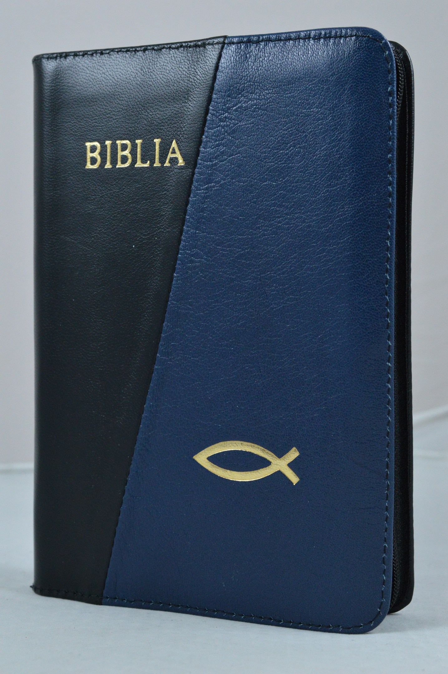 Biblia din piele, marime medie, negru cu albastru , fermoar, simbol peste, cuv. lui Isus cu rosu [053]